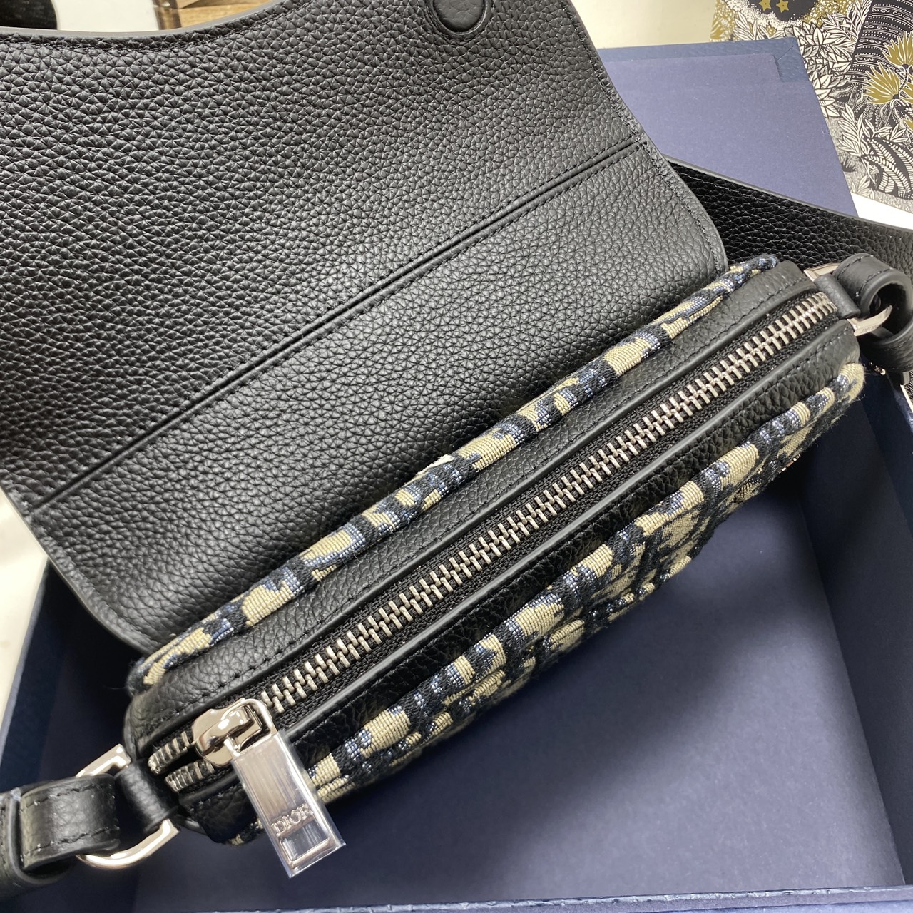 ORI หนังแท้ | DIOR Mini Saddle Bag กระเป๋าสะพาย คาดอก ผ้าแจ็กการ์ดลาย Oblique สีเบจและสีดำ นำเสนอมุมมองใหม่ให้กับดีไซน์ไอคอนิกด้วยรูปทรงที่ทันสมัย