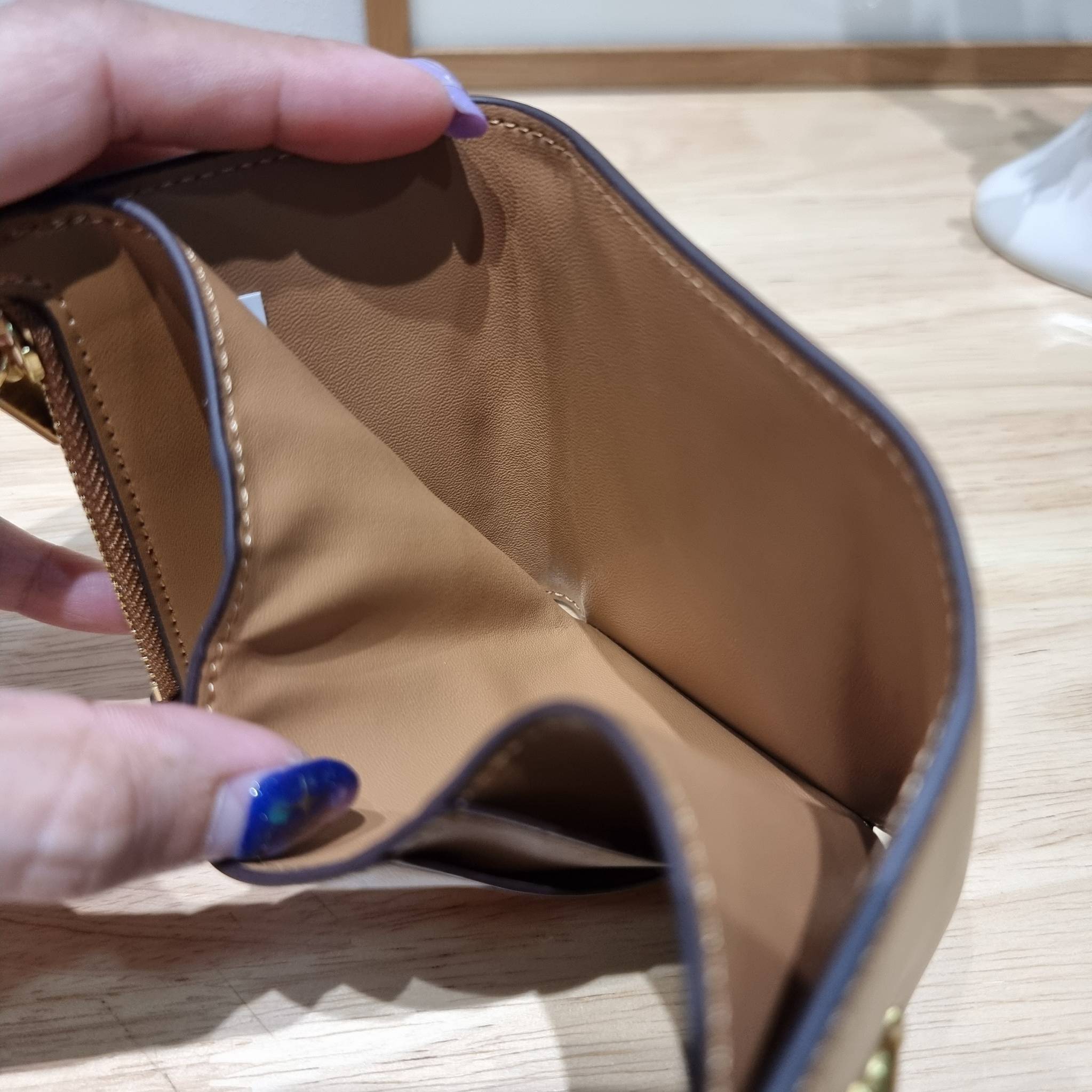 Tory wallet bag / TORY BURCH ELEANOR COMPACT WALLET กระเป๋าสตางค์ใบสั้นรุ่นขายดี แบบพับ ตัวมัมตัวแม่มากๆ ดูหรูหราทุกสี ดีไซน์คลาสสิค ขนาดกำลังพอเหมาะ โดดเด่นด้วยโลโก้สีทองดูแพง