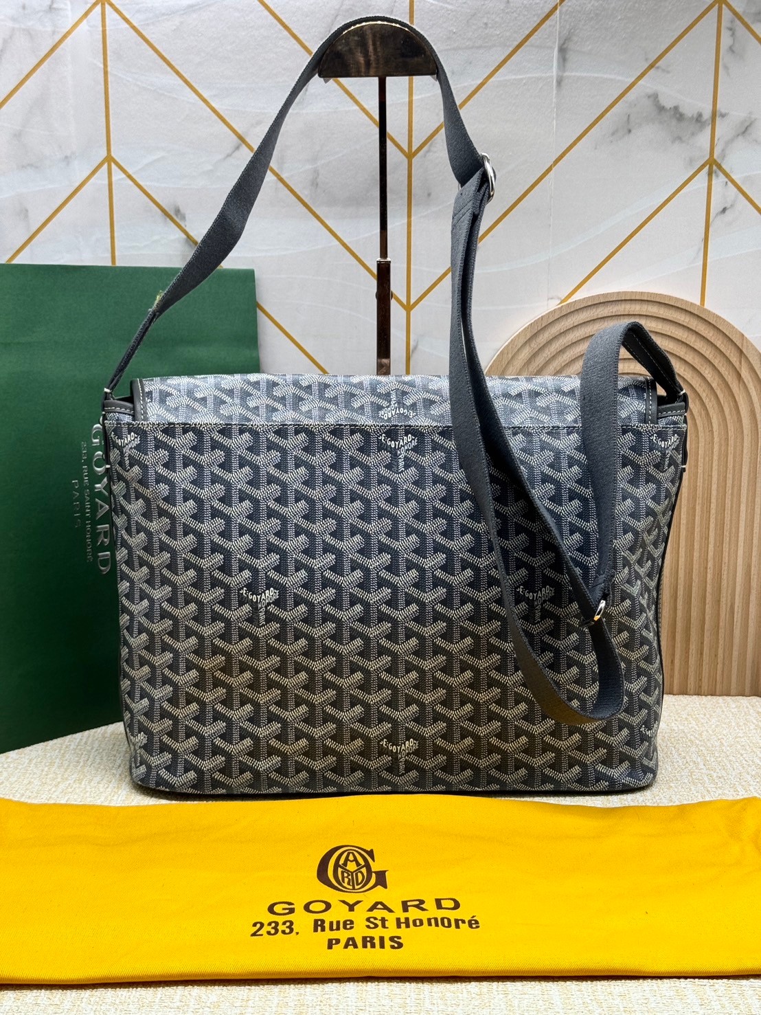 GOYARD Capetien MM Messenger Bag กระเป๋าแมสเซ็นเจอร์ใบใหญ่ ที่สุดของความหรู ตอบโจทย์การใช้งานจุของได้เยอะ เอกสาร แทปเล็ต พร้อมสายสะพาย ใช้งานง่าย ใบจริงสวยงามตามรูปค่ะ