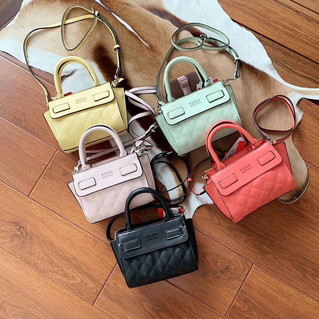 GUESS ELLIANA QUILTED MINI SATCHEL BAG กระเป๋าสะพายรุ่นยอดนิยม วัสดุ PU คุณภาพดี นิ่ม น้ำหนักเบาด้านหน้าประดับด้วยโลโก้แบรนด์สุดหรู เปิดปิดกระเป๋าด้วยซิปสะดวกใช้ ด้านในกว้างมีช่องซิปสำหรับใส่ของ ใส่มือถือได้ทุกรุ่น ซับในลายแบรนด์ สายสะพายหนังเลื่อนปรับระด