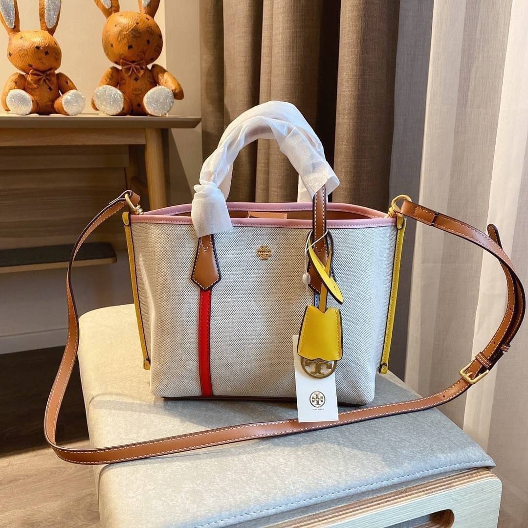 ของแท้ 💯% TORY BURCH SMALL CANVAS TOTE BAG กระเป๋าทรง SHOPPING ใบขนาดกลาง ผ้าแคนวาสคาดหนังแท้ อะไหล่ทอง ประดับโลโก้แบรนด์ด้านหน้า ด้านในเปิดปิดด้วยกระดุมแม่เหล็ก แบ่งเป็นสองช่องใหญ่