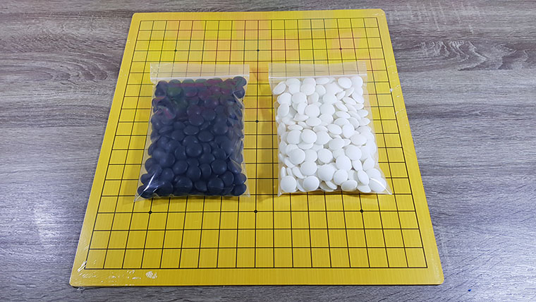 ชุดหมากล้อมไม้พร้อมกระดาน19และ13เส้นหนา3mm.พร้อมเม็ดเมลามีนฝั่งละ180เม็ดพร้อมโถทรงสี่เหลี่ยม