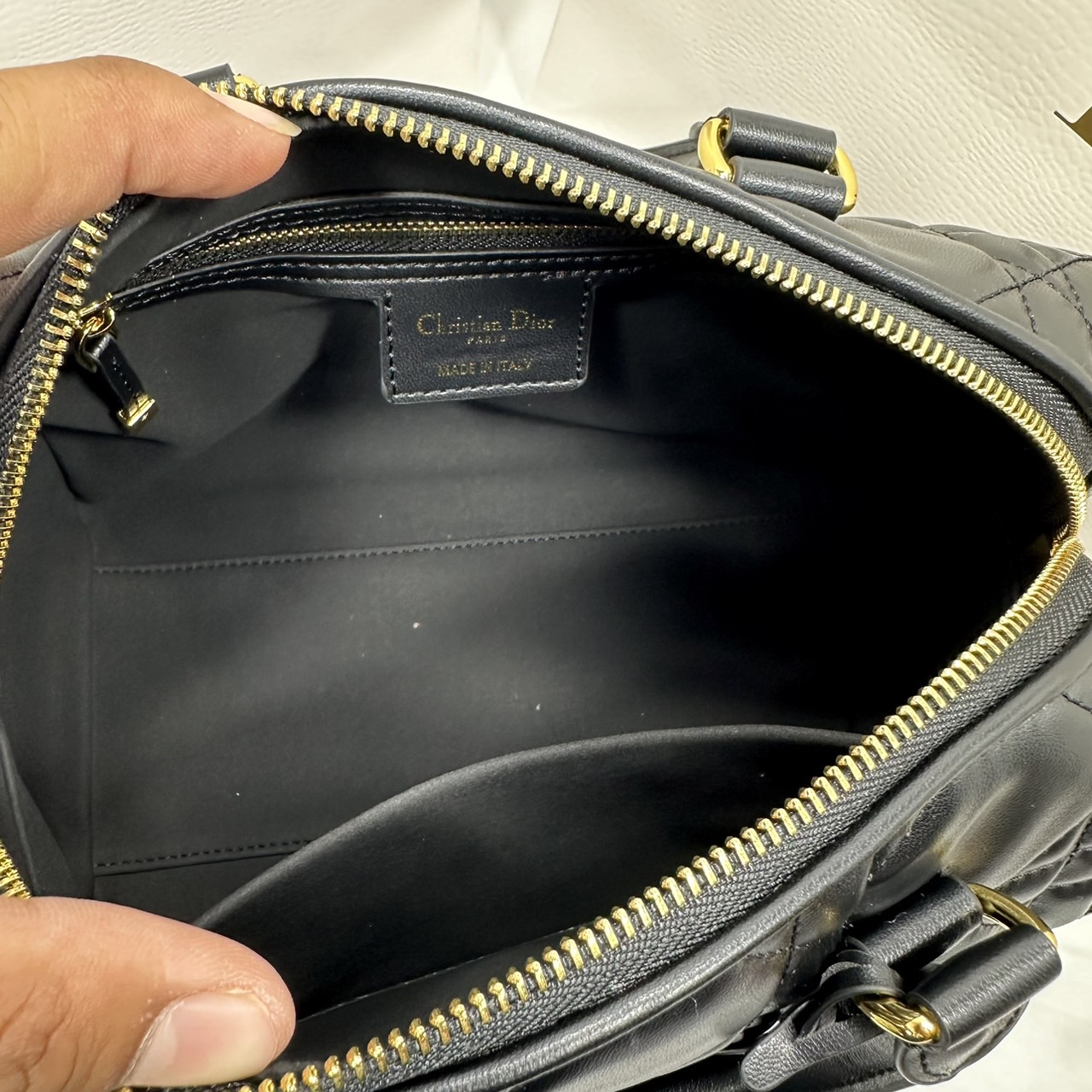 DIOR Groove 25 Bag / Dior Keepall Macrocannage Leather / Oblique Jacquard กระเป๋าสะพายทรงบอสตัน Keepall ทันสมัยและสง่างาม ใช้งานได้ทั้งแบบสะพายไหล่หรือสะพายแบบครอสบอดี้ เหมาะเป็นไอเทมคู่ใจในชีวิตประจำวัน เกรดออริ 1:1