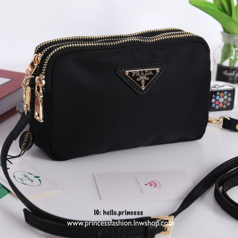 Prada 3 zipper mini crossbody nylon bag สินค้า Premium gift จากเค้าเตอร์แบรนด์ต่างประเทศ แท้💯 วัสดุผ้า nylon เนื้อหนาคุณภาพดี อะไหล่ทอง สวยหรู ดูแพง รุ่นนี้มี 3 ช่องซิปแบ่งเป็นสัดส่วน สามารถใส่ Iphone 8+ หรือรุ่นเทียบเท่าได้แบบสบายๆ ซับในพิมพ์ลายแ