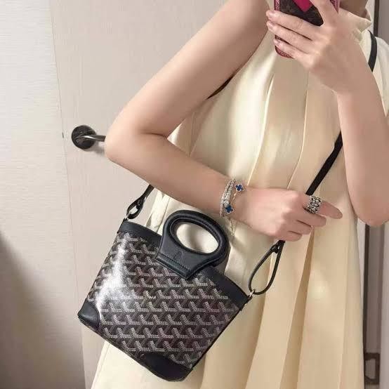 Goyard Beluga Mini Bag กระเป๋าสะพายทรงบัคเก็ต หูจับในตัว ภายในเป็นเชือกรูด น่ารักเกินต้าน เหมาะมากกับสาวๆสายแต่งตัวน่ารัก ขนาดกำลังพอดีไม่เล็กไม่ใหญ่เกินไป ควรมีมากค่า