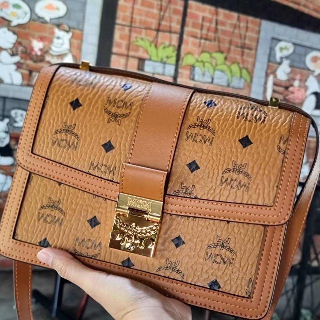 M.C.M TRACY SHOULDER BAG IN VISETOS คอลเลคชั่นเทรซี่ใหม่ล่าสุด 2021 กระเป๋าสะพายไหล่ ดีไซน์ยูนีคในลวดลาย visetos เอกลักษณ์ ใช้ได้ในทุกโอกาส รอบนี้ไซส์ใหญ่จุใจ ใส่ของได้รัวๆ วัสดุหนังแคนวาสคุณภาพดีสลับหนังแท้ เปิด-ปิดด้วยตัวกดล็อคแน่นหนา ภายในโล่งกว้าง มีช