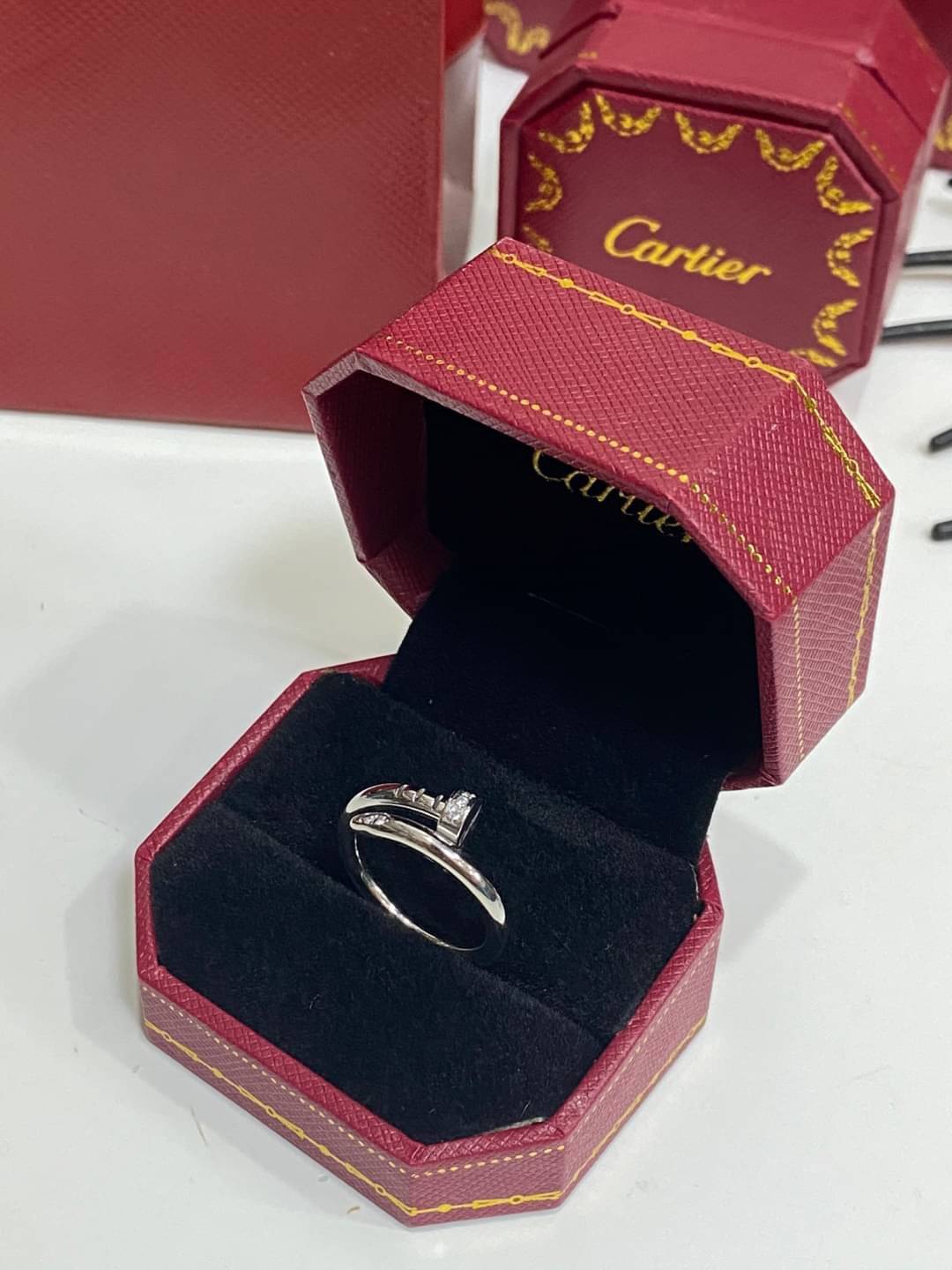 Cartier Rings มีเพชร ภาพถ่ายจากงานจริง วัสดุคุณภาพดี ไม่ลอกไม่ดำ งานปั้มครบตามรูปเลยค่ะ