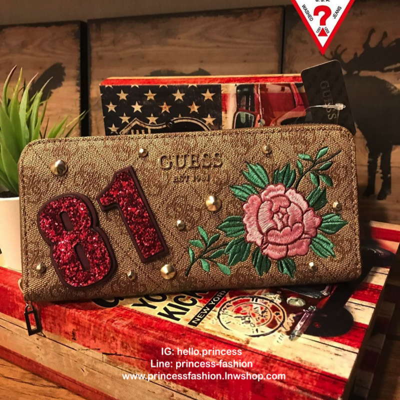 Guess’woman Flower Long Wallet กระเป๋าสตางค์แบบซิปรอบ ลายsignatureรอบใบ แต่งหมุดและลายปักดอกไม้ลงบนตัวกระเป๋าดูมีดีเทล เปิดปิดด้วยซิปเดียว ภายในมีช่องเสียบการ์ด ใส่ธนบัตรและช่องซิปใส่เหรียญ สามารถใส่ไอโฟนพลัสได้ ถือเป็นคลัชท์ก็เก๋เลยคร้า!!