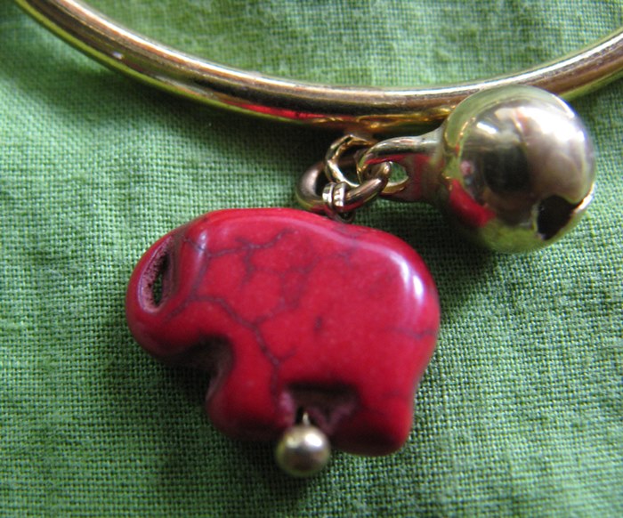 สินค้าจองค่ะ กำไลข้อมือทองเหลืองจี้รูปช้างหินปะการังสีแดง(คุ้มครอง)ค่ะ