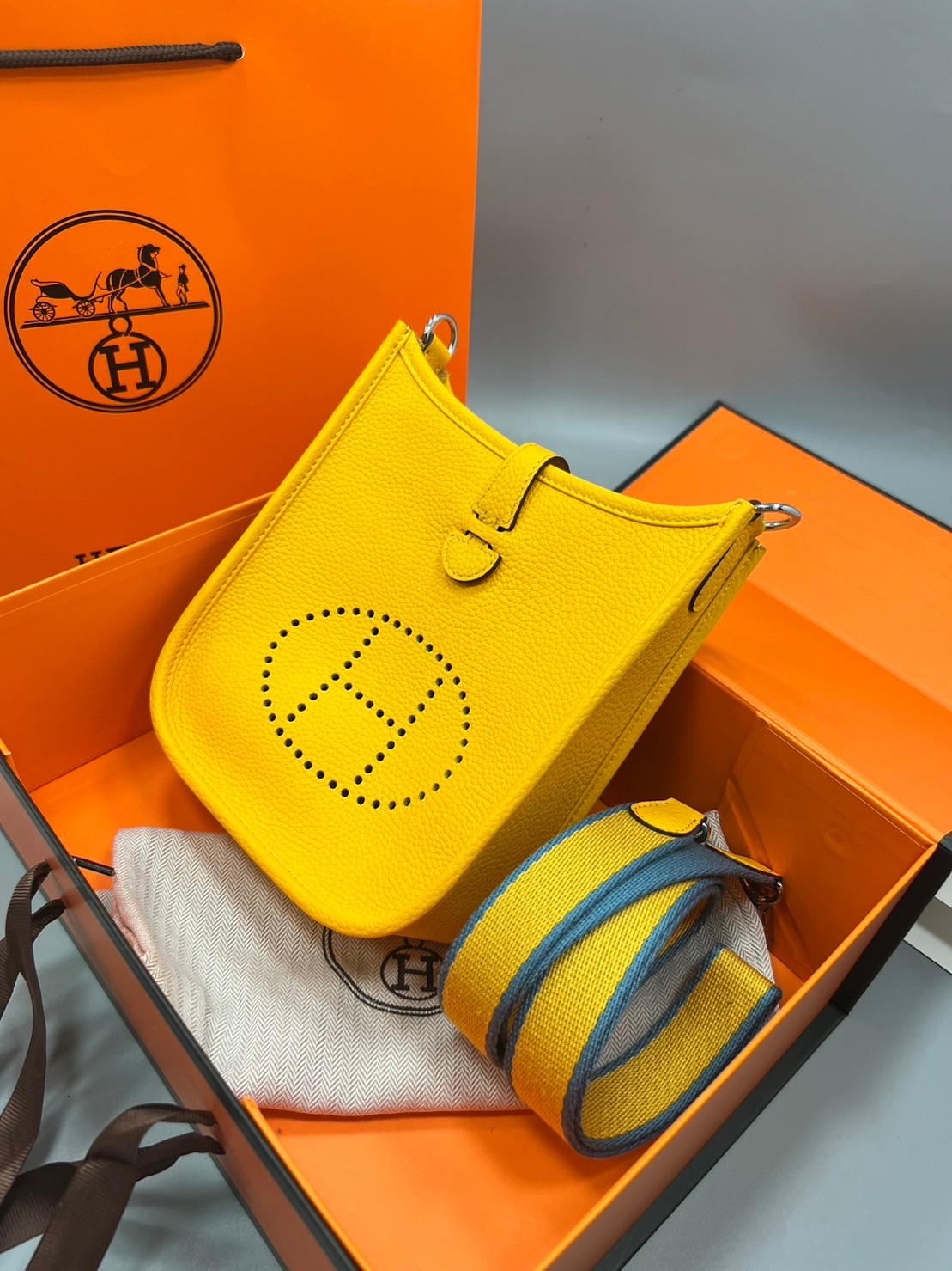 HERMES evelyne mini bag Luxury Bag กระเป๋าสะพายแบรนด์ดัง แบรนด์หรู คลาสสิกตลอดกาล ใช้ได้ทั้งชายหญิง ใบเดียวจบ สวยรวยปัง เกรดท็อปออริจินอล ภาพสินค้าถ่ายจากงานขายจริง ใช้งานต่างประเทศได้