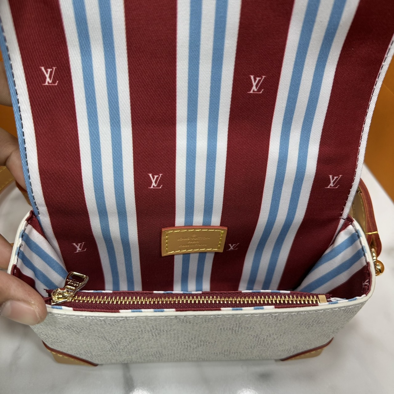 ORI หนังแท้ | LV Steamer crossbody bag Monogram Canvas / LV Trunk Bag กระเป๋าสะพาย กระเป๋าสตางค์แบบสะพายรุ่น Steamer รังสรรค์จาก Monogram แคนวาส แต่งขอบหนัง Aged Natural และฮาร์ดแวร์สีทอง