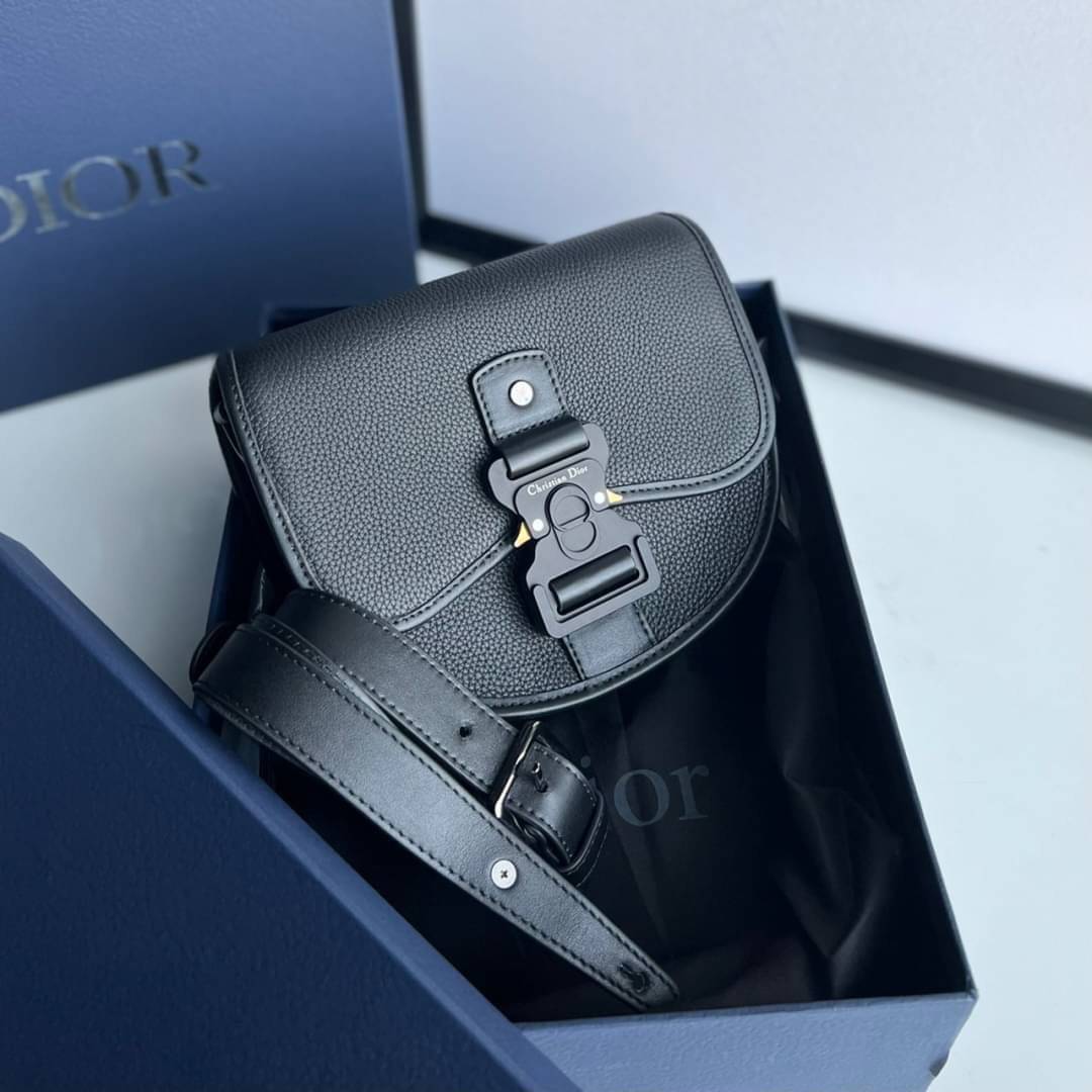 Dior Messenger Gallop Bag / DIOR Mini Gallop Bag with Strap Black Grained Calfskin เกรดใช้งานสลับใบจริงได้ หนังแท้ เทพออริจินอล เป็นรุ่นสั่งทำพิเศษ ภาพสินค้าถ่ายจากงานขายจริงใช้งานต่างประเทศได้
