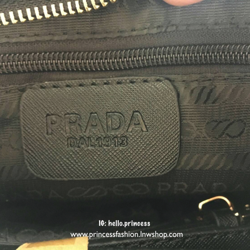 New Cute Arrival !! รุ่นใหม่ ที่ใครหลายคนรอคอยคะ กระเป๋าทรง mini crossbody จากงานพรีเมี่ยมกิ้ฟแบรนด์ดัง PRADA วัสดุ Nylonสุดหรูอย่างดี สามารถกันน้ำได้ ทั้งใบ ขนาดกำลังดีน่ารัก🐰 ด้านในมีช่องแบ่งใส่ของใส่ของจุกจิกได้ ใส่โทรศัพท์ได้ทุกรุ่น คสอ. ใช้แล