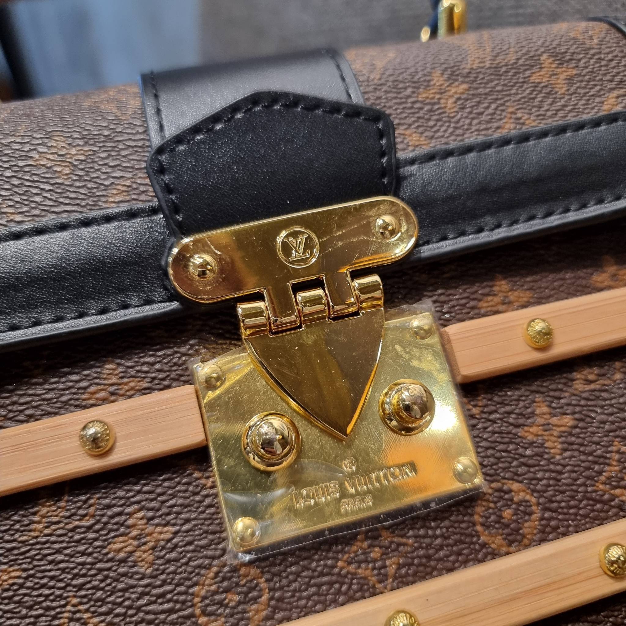 ใหม่ล่าสุดจาก LV monogram vintage box bag มาพร้อม box set สุดหรูรุ่นนี้ดีเทลยอดเยี่ยม เก็บรายละเอียดได้ดีและโดดเด่น ถือแล้วผู้ดีมาก!! วัสดุหนังแคนวาสสลับหนังแท้ เปิด-ปิดด้วยตัวบีบล็อค แน่นหนา ภายในโล่งกว้าง เลิศตรงที่เก็บทรง ขยายทรงด้านข้างได้ คอนโทรลด้วย