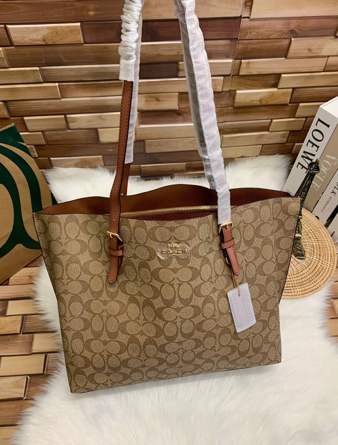 COACH MOLLIE TOTE IN SIGNATURE CANVAS ((1665)) พร้อมส่งอีกครั้ง ห้ามพลาดค่า! กระเป๋าหิ้ว//คล้องไหล่ ใบใหญ่ ทรงTote หนังแท้นิ่มอย่างดีค่ะ ภายในแบ่ง2ช่องใหญ่ สามารถใส่ A4ได้เลย ช่องกว้างมากๆ มีช่องกระเป๋าซิปกลางให้ใส่ของอีกช่องนะคะ