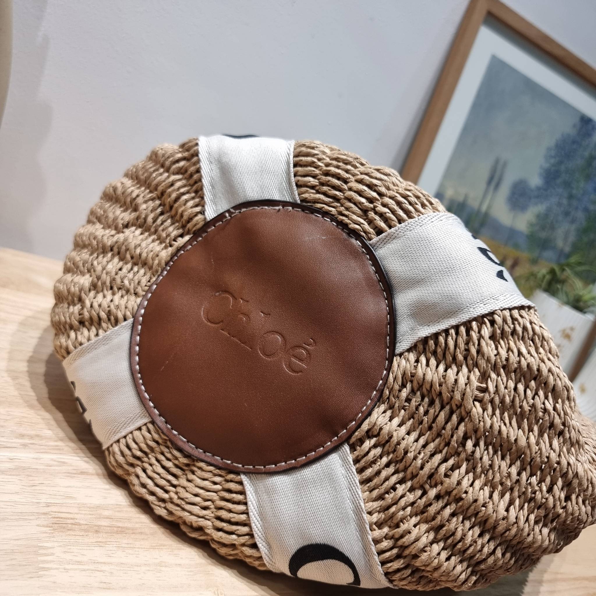 CHLOE LARGE WOODY BASKET กระเป๋าสะพายสานทรงตะกร้า ยอดฮิตติดลมของแบรนด์ ด้วยวัสดุสังเคราห์จากธรรมชาติ สานทอเต็มใบออกมาเป็นลวดลายสวยงาม