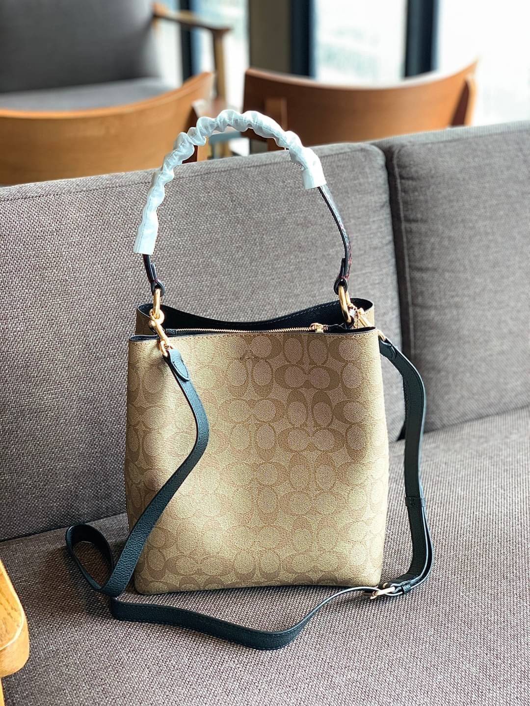 ใบใหญ่ตามมาติดๆ ห้ามพลาดค่า! Coach X Jean Michel Basquiat Town Bucket Bag In Signature Canvas ((C5787)) พร้อมส่งใบใหญ ใส่จุใจเลยจ้าา😘 กระเป๋าทรงถังใหญ่ วัสดุหนังแคนวาส หนังนิ่มสวยงาม 💥จุดเด่นคือเพนท์รูปก็อตซิล่าสวมมงกุฏ เป็นการออกแบบโดยการ