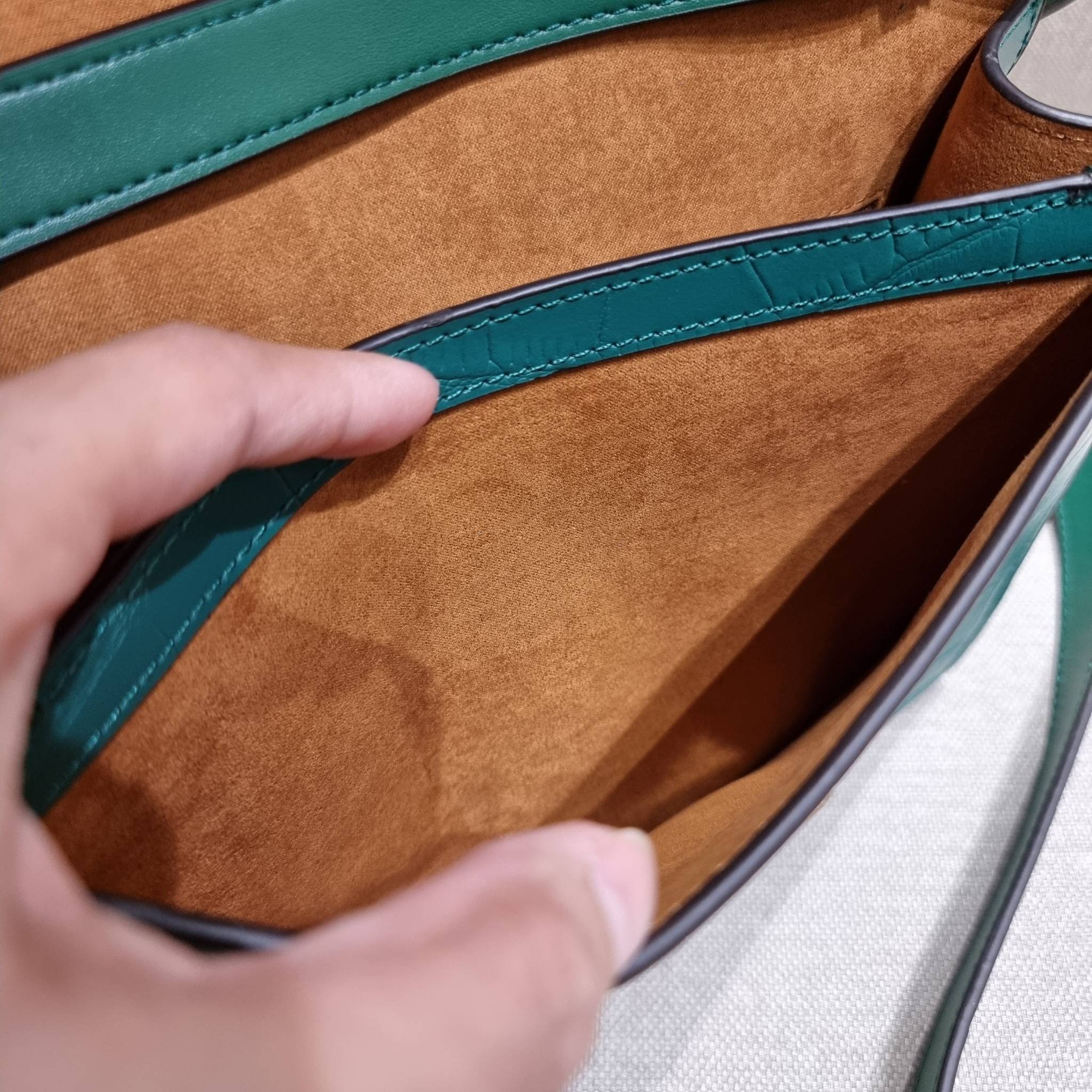 COACH C5631 BRYNN FLAP CROSSBODY แซ่บที่สุด ใหม่ที่สุด!! คอลเลคชั่นใหม่!! มองยังไงก็หลงรักละสายตาไม่ไหว กระเป๋าสะพายข้างลุคไฮน์ ที่ดีไซน์ออกมาได้ปัง และดูแพงมากๆ ด้วยดีเทลคลาสสิค รูปทรงใช้งานง่าย เรียบๆแต่มีดีเทล วัสดุหนังลายจระเข้ สวยม้าก!!! เปิด-ปิดด้วย