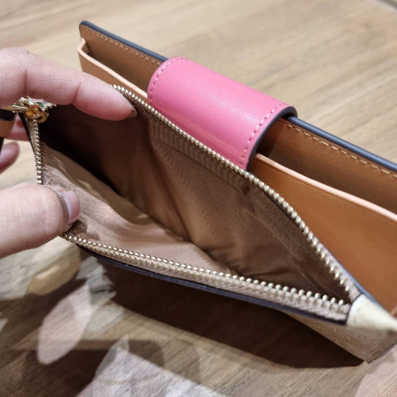 พร้อมส่ง 7 สี COACH C2874 TECH WALLET IN COLORBLOCK SIGNATURE CANVAS จัดให้สีใหม่ก่อนใคร!! ดีไซน์ใหม่ คอลเลคชั่นสวยหรู กระเป๋าสตางค์พร้อมสายคล้องมือ ง่ายต่อชีวิตมากจ้า!! มันดีอะไรเบอร์นี้ ใส่ได้ทั้งบัตร และโทรศัพท์ก็ใส่ได้ทุกรุ่น แถมยังมีช่องซิปแยกไปอีก ช