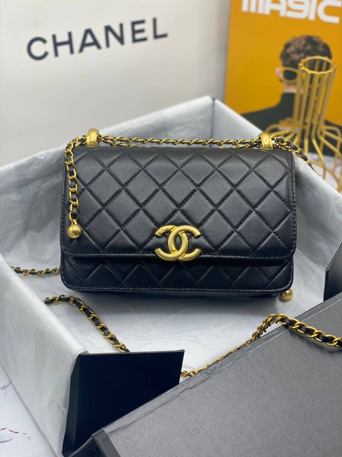 CHANEL WOC กระเป๋าสะพายหนังแท้ทรงสวยตลอดกาล งานหนังแท้เรียบสวย เนื้อนุ่ม อยู่ทรงคุณภาพดีตามแบบฉบับของแบรนด์ น้ำหนักเบา ด้านหน้ามีโลโก้แบรนด์อะไหล่ทองหรูหรา ปิดปิดด้วยฝาปิดกระดุม ตัวจริงสวยมากๆถูกใจรีบจองนะคะ