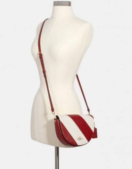 พร้อมส่งที่ไทยครบทั้ง6สีค่ะ 😘 Coach Ellen Crossbody In Signature ((C1432)) กระเป๋าทรงฮาฟมูนรูปทรงคลาสสิก ออกแบบให้มีลักษณะโค้งมน ไม่ดูเป็นทรงแข็งจนเกินไป ดีไซน์และสีของกระเป๋ายังเรียบง่าย เข้าได้กับทุกชุด สะพายครอสบอดี้ร์//สะพายข้าง หรือถือแบบคลัท