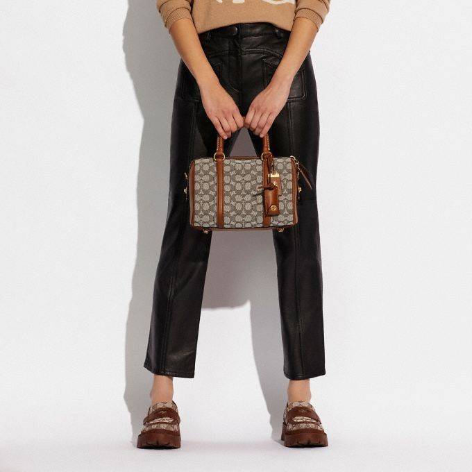 COACH C8529 RUBY SATCHEL 25 IN SIGNATURE TEXTILE JACQUARD ใหม่ก่อนใคร ไม่ต้องรอพรี! กับกระเป๋าทรงหมอนดีไซน์ใหม่ ใบใหญ่ แต่น้ำหนักเบา ด้วยวัสดุผ้า jacquard ถักทอลายซีเอกลักษณ์ ตัดสลับหนังแท้ เพิ่มดีเทลความหรู มาพร้อมหูจับในตัว และสายสะพายครอสสีเข้ากับตัวกร