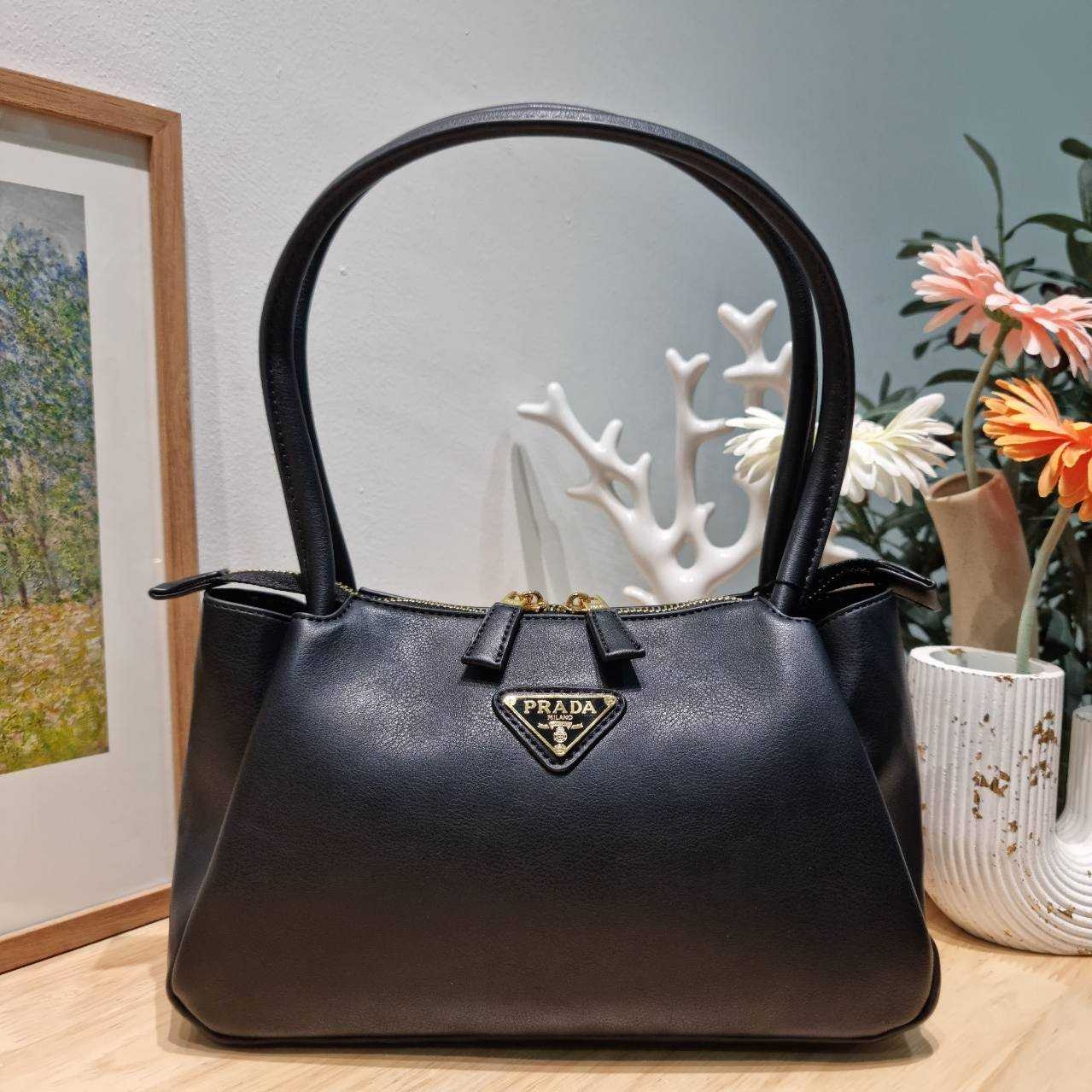 พร้อมส่ง 2 สี PRADA MEDIUM LEATHER HANDBAG กระเป๋าสะพายไหล่ดีไซน์เก๋และมาแรงมาก สาวๆหนุ่มๆติดแกลมต้องไม่พลาด สวยดูแพง