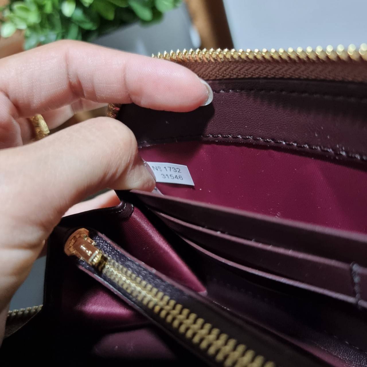 ของแท้ 💯% COACH 31546 ACCORDION ZIP WALLET IN COLORBLOCK SIGNATURE CANVAS กระเป๋าสตางค์ใบยาวรุ่นขายดี!! ขายหมดทุกสี!! 🔥🔥 สาวๆต้องยกให้เป็นไอเท็มที่ขาดไม่ได้เลยน้า วัสดุหนังแคนวาสเคลือบ ภายในเป็นหนังแท้ เปิด-ปิดด้วยซิปรอบ ใส่บัตรได้