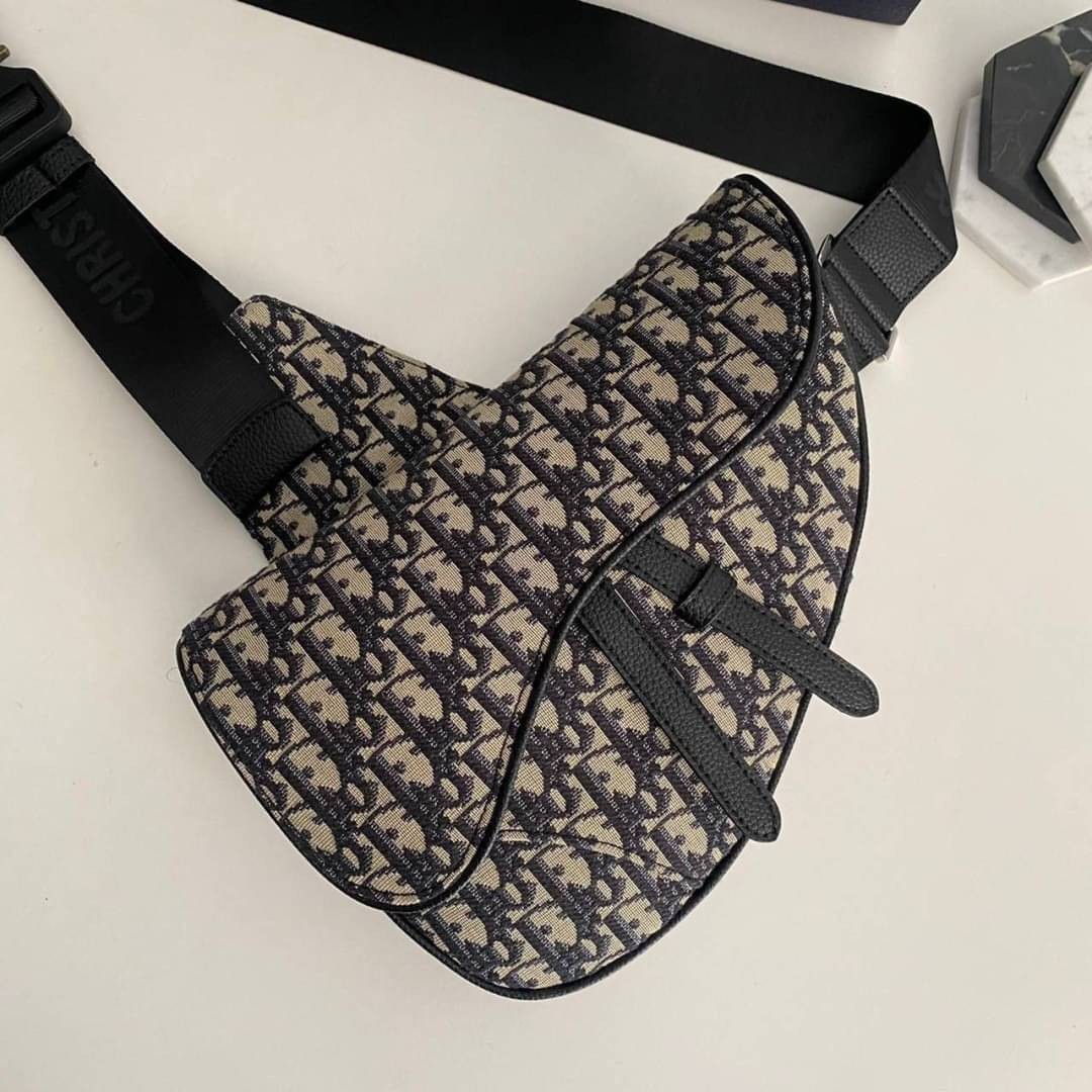 Dior Saddle Crossbody Bag Oblique / Dior Belt Bag เกรดใช้งานสลับของแท้ เกรดออริจินอล พร้อมส่ง กระเป๋าสะพายข้างสุดเท่แบรนด์ดัง สายปรับขนาดได้ตามต้องการ คุณภาพดี ทนต่อการใช้งาน ใส่ของไก้เยอะจุใจ ภาพสินค้าถ่ายจากงานขายจริง ใช้งานต่างประเทศได้