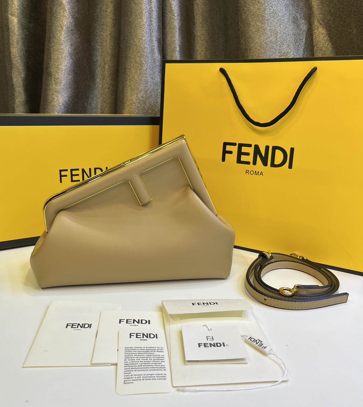 พร้อมส่ง 6 สี FENDI First Midi bag กระเป๋าทรงคลัชมาพร้อมสายสะพาย รูปลักษณ์สวยงามทันสมัย 🧡 เกรดออริจินอล 1:1 สลับแท้ ใช้งานต่างประเทศได้