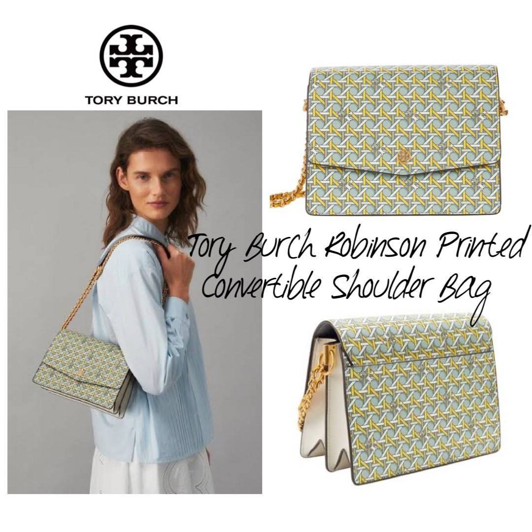 Tory Burch Robinson Printed Convertible Shoulder Bag กระเป๋าสุดคลาสสิค Collection นี้เหมาะกับสาว ๆ วัยรุ่นเป็นพิเศษ ด้วยโทนสีสดใสที่ทางแบรนด์ได้ดีไซน์ออกมาอย่างพิถีพิถัน สามารถตอบโจทย์สาว ๆ ที่มีคาแรคเตอร์หวาน สดใส และร่าเริงได้อย่างแท้จริงอีกทั้งลายโซ่ยั