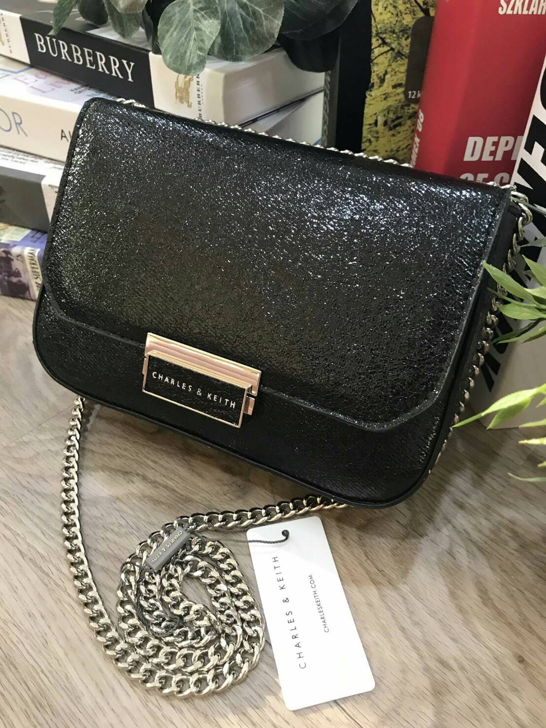 CHARLES & KEITH PUSH-LOCK CHAIN SLING BAG 2018 กระเป๋าสะพายวัสดุหนังคาเวียร์สวยอยู่ทรง ขนาดมินิกำลังดี น้ำหนักเบา เปิดปิดด้วยฝาปิดตัวล็อคปั๊มโลโก้ด้านหน้า ภายใน มีช่องซิป และช่องใส่บัตร มาพร้อมสายสะพายโซ่ยาวสามารถซ้อนสายสั้นสะพายไหล่ หรือสายยาว Crossbodyไ