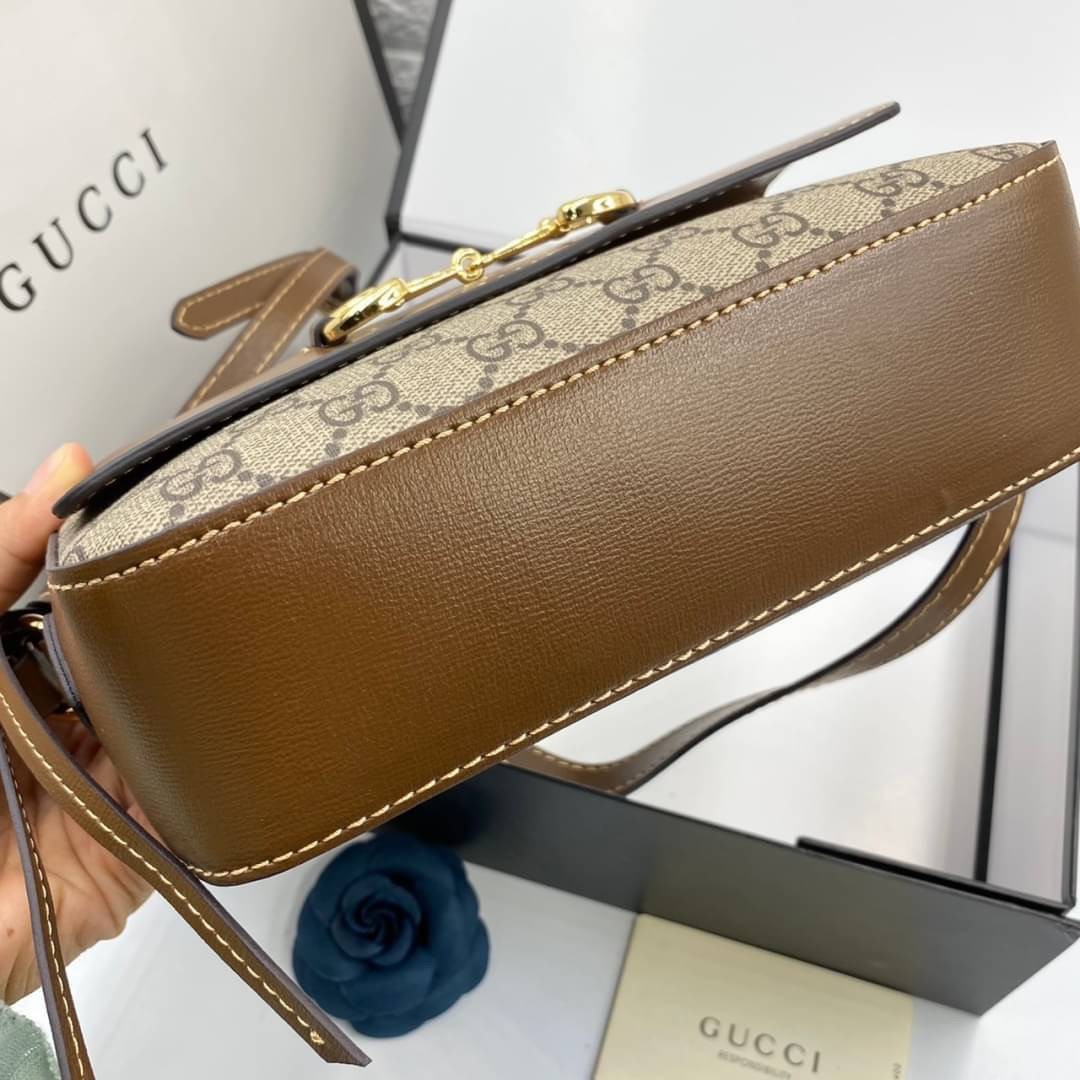 VIP 】Brown GUCCI Horsebit 1955 small color-block leather shoulder bag ด้วยรูปทรงกล่องอันคลาสสิกที่มาพร้อมรายละเอียดอันน่าค้นหา ดูหรูหรา สามารถใช้งานได้หลากหลายโอกาส เป็นเพื่อนคู่ใจในวันสบายๆ หรือออกงานเป็นทางการ ไม่ควรพลาดเลยค่ะ