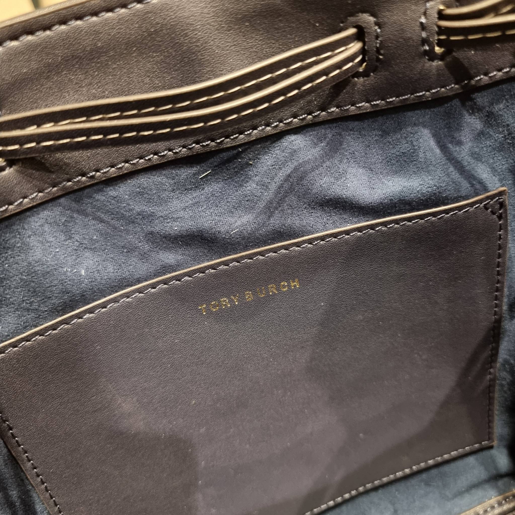 TORY BURCH T MONOGRAM JACQUARD BELL BAG คอลเลคชั่นใหม่ กับกระเป๋าลายโมโนแกรมยอดฮิต ที่มาในรูปทรงดีไซน์สวยเก๋ ชิคๆคูลๆ รับรองว่าไม่มีเกร่อ ตัวกระเป๋าทรงเหลี่ยม รูปเก็บทรงได้ในส่วนของปากกระเป๋า หรือไม่รูด ก็ได้ความสวยไปอีกแบบ วัสดุผ้า jacquard ตัดสลับหนังแท