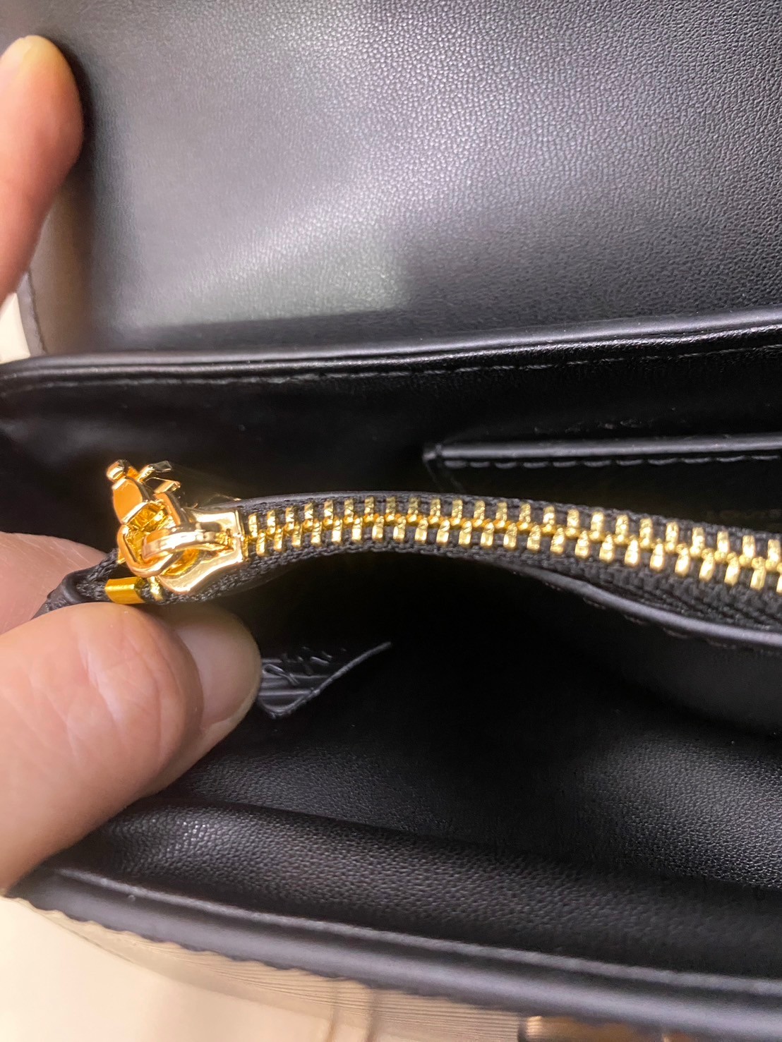 พร้อมส่ง 3 สี LV Twist Bag 24cm กระเป๋ารุ่นทวิสรูปทรงใหม่ หนัง Epi สุดไอคอนิกโลหะสีทองเงางาม เกรดออริจินอล 1:1 สลับแท้ ภาพถ่ายจากงานขายจริง ใช้งานต่างประเทศได้