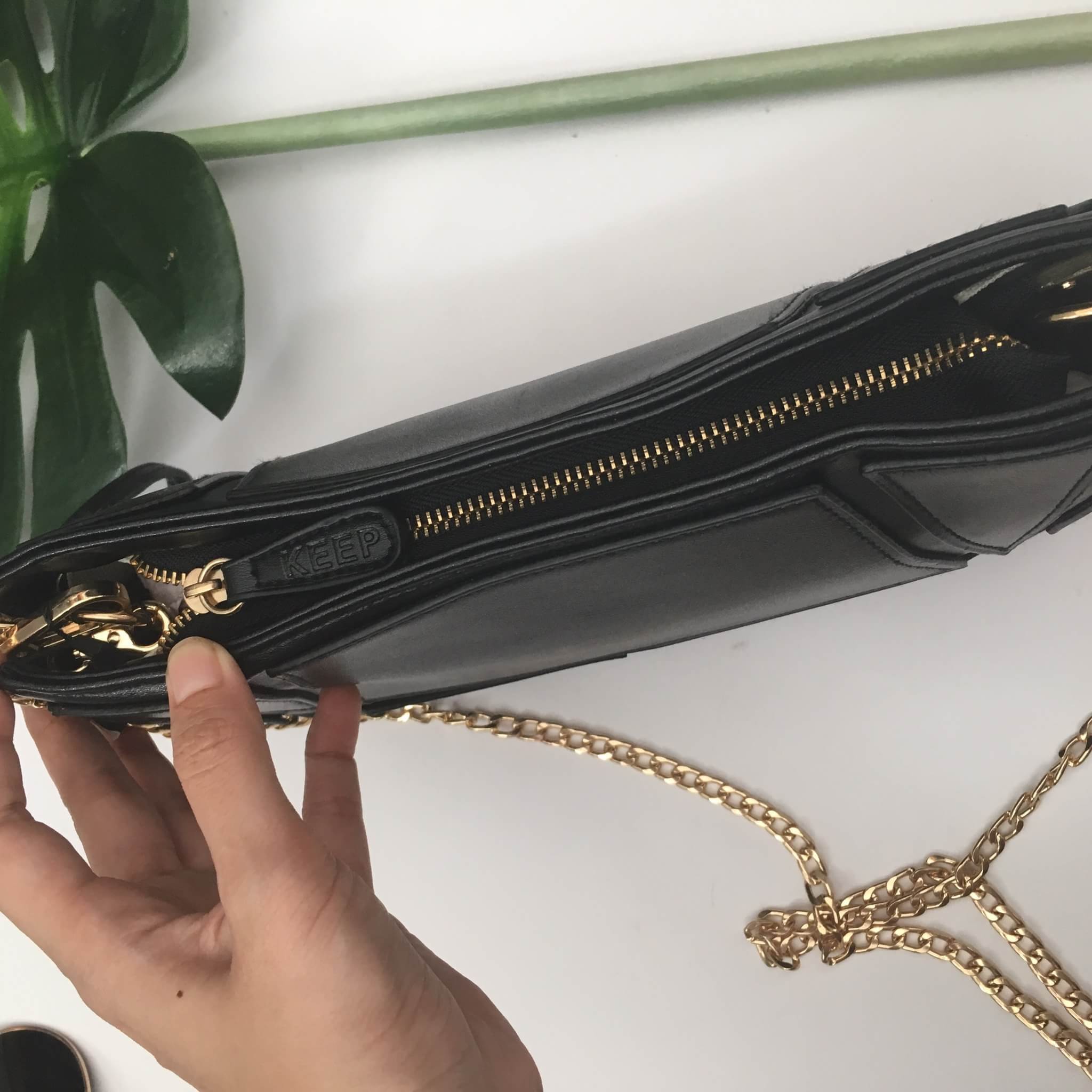 รุ่นขายดี มีสีใหม่มาเพิ่มค่า New Item KEEP black Clutch bag with strap ร กระเป๋าสะพาย ปรับเก็บสายถือเป็น clutch bag ได้คะ มีสายคล้องข้อมือ ขนาดกะทัดรัด พร้อมช่องแบ่งเก็บของได้หลายช่องคะ ใส่กระเป๋าตังค์ มือถือ iphone 6 plus ได้คะ น้ำหนักเบา เข้ากับชุดได้ง่