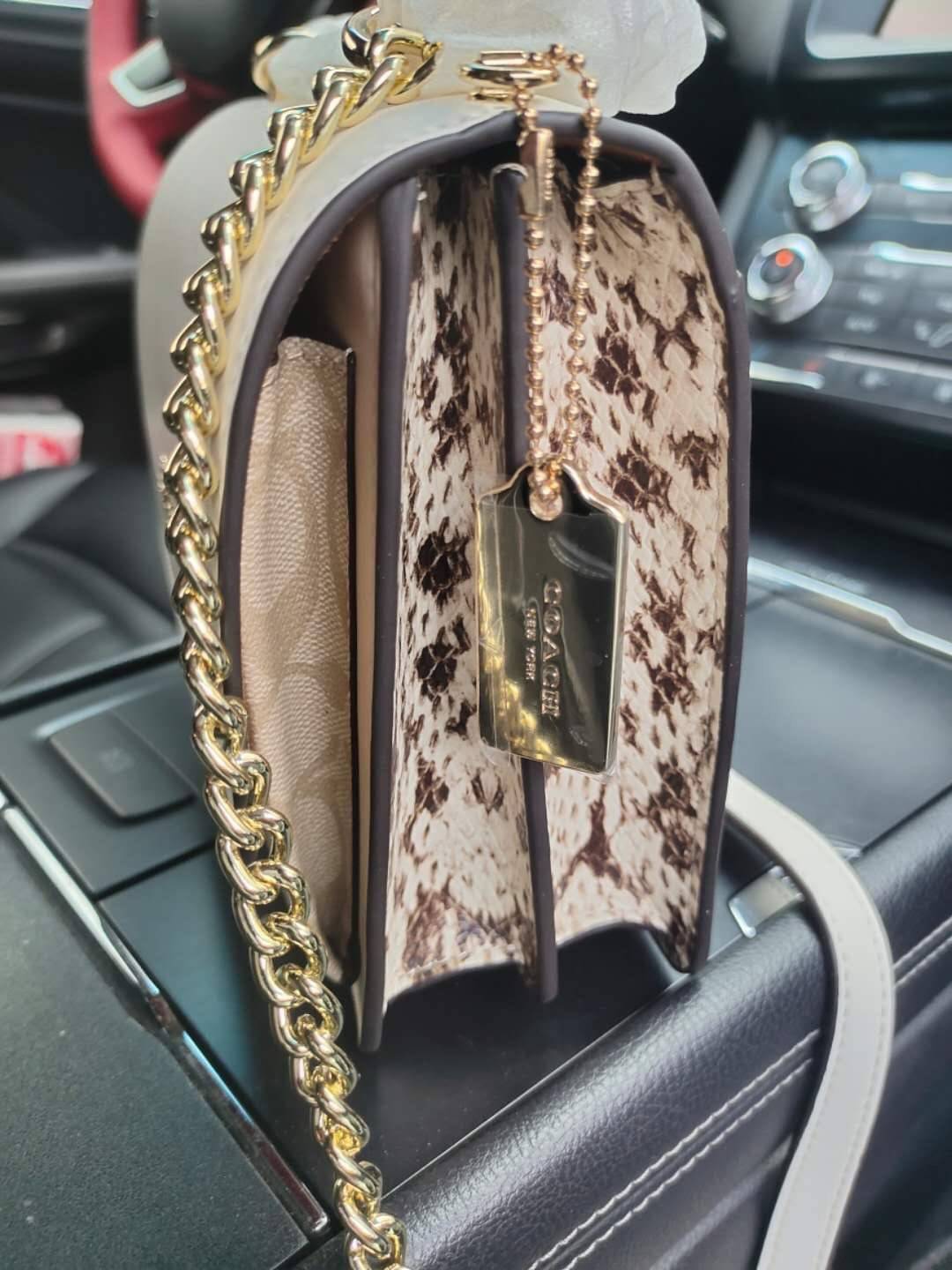 พร้อมส่งถึง8สี ห้ามพลาดค่ะ! COACH KLARE CROSSBODY BAG ((91019//91174//90400//1424//90635)) พร้อมส่งที่ไทย กระเป๋าสะพายครอสบอดี้ร์หรือสามารถทบเป็นสายคู่คล้องไหล่ได้ด้วยค่ะ หนังแท้ แต่ละสีทำลายหนังได้สวยงามแตกต่างกันออกไปนะคะ ✔️ห้อยด้วยป้ายแบรนด์แบบโ