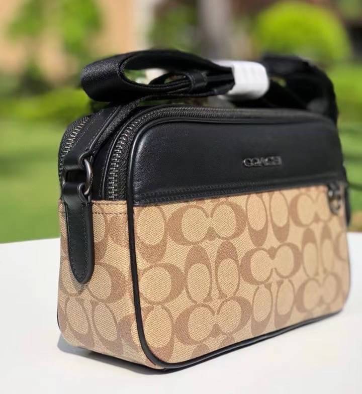 COACH GRAHAM CROSSBODY IN SIGNATURE CANVAS (COACH C4149) กระเป๋าครอสบอดี้รุ่นยอดฮิตสำหรับหนุ่มๆ ที่สาวๆก็ใช้ได้!! รูปทรงดีไซน์คลาสสิค ใช้งานสะดวก วัสดุหนังแคนวาสเคลือบลาย เปิด-ปิดด้วยซิป ภายในเป็นช่องโล่ง ใส่ของสำคัญได้ครบ สายสะพายปรับได้ตามตัว มีมาให้ช้อ