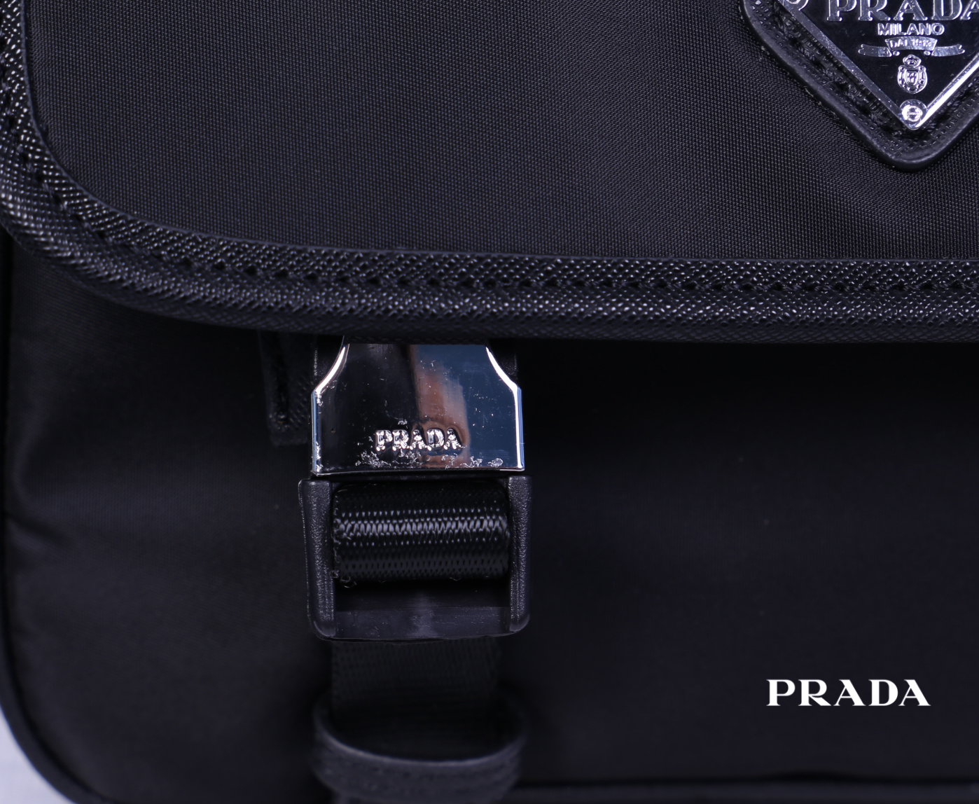 Prada Nylon and Saffiano Leather Bag with Strap กระเป๋าสะพายแบบ Crossbody ใช้ได้ทั้งหญิงชาย มาพร้อมกระเป๋าใส่เหรียญใบเล็กน่ารัก เปิด-ปิดด้วยตัวล็อค ด้านในยังแบ่งช่องเป็นสัดส่วน จุของได้เยอะ ซับในด้วยผ้าพิมพ์ลายแบรนด์อย่างดี และยังมี 1 ช่องซิปด้านหลัง สายส