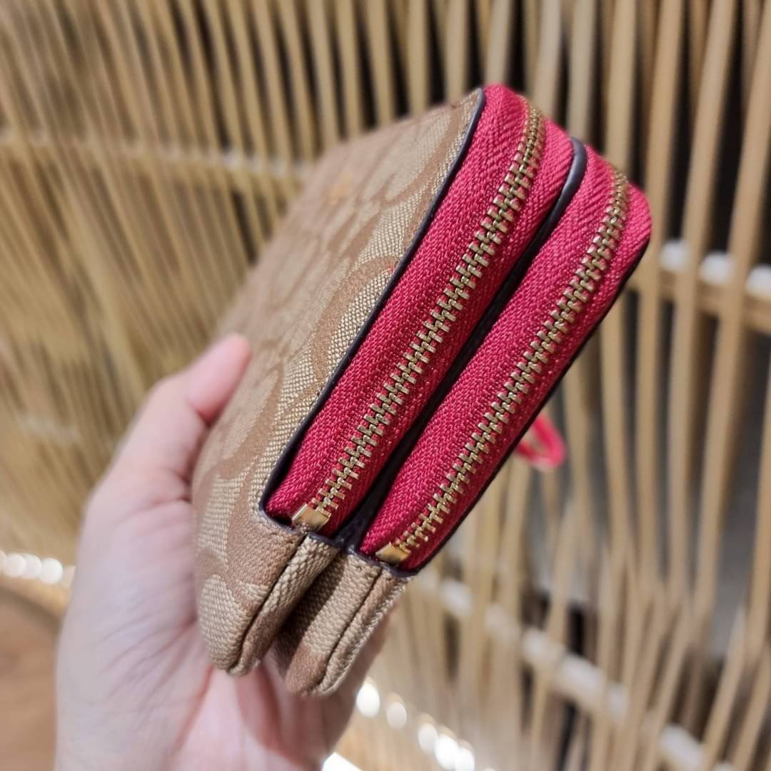 COACH F54057 DOUBLE ZIP WALLET IN SIGNATURE กระเป๋าคล้องมือ size L ใบนี้ใส่มือถือได้ทุกรุ่น ขนาดกำลังดี พกพาสะดวกมากๆ วัสดุหนังสังเคราะห์ ภายในเป็นผ้าสีสวยคม ใส่ธนบัตร ใส่บัตรได้เยอะ ใส่มือถือได้สบายๆทุกรุ่น ตอบโจทย์สาวๆที่ไม่ชอบพกเยอะวุ่นวายจ้า ใบนี้เอาอ