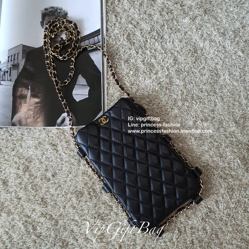 CHANEL VIP GIFT WOC BAG กระเป๋าสตางค์คล้องคอ/ Crossbody ที่กำลังมาแรงมาในตอนนี้ ตัวกระเป๋าเป็นกระเป๋าสตางค์หนังพียูพรีเมี่ยม **อะไหล่ทองทั้งใบ ด้านหน้าประดับโลโก้ CC สุดหรู เปิดปิดด้วยกระดุมแม่เหล็ก ใส่มือถืได้ทุกรุ่น ธนบัตรแบบพับ ปละเหรียญได้ ขนาดกำลังน่