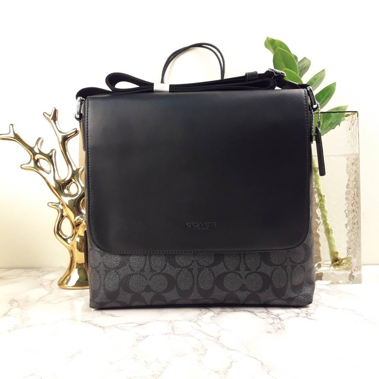 COACH CHARLES SMALL MESSENGER IN SIGNATURE (F54771)🌲ทั้งหล่อ ทั้งเท่มากๆขนาดนี้ ไม่ควรพลาด !! //สะพายข้างใบใหญ่ Unisex ใช้ได้ทั้งชายและหญิง // วัสดุแคนวาส ผสมหนังแท้อย่างดี อยู่ทรงสวย คุณภาพสุดๆ ฝาเปิดกระเป๋า ล็อคด้วยตัวล็อคแม่เหล็ก แน่นหนามากๆ ช่