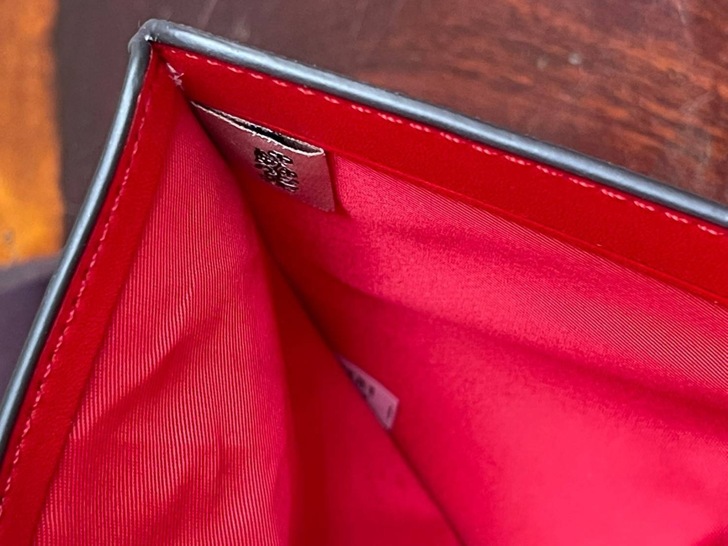 COACH C4117 MEDIUM CORNER ZIP WALLET IN SIGNATURE CANVAS WITH APPLE PRINT ดีไซน์ใหม่ล่าสุด!! คอลเลคชั่นลายพริ้นท์แอปเปิ้ลแดงโดดเด่นบนพื้นลายซิกเนเจอร์ เพิ่มลูกเล่นให้กระเป๋าสตางค์ของคุณ กระเป๋าสตางค์ใบกลาง ขนาดกำลังเหมาะมือ วัสดุหนังแคนวาส ดูแลรักษาง่าย ม