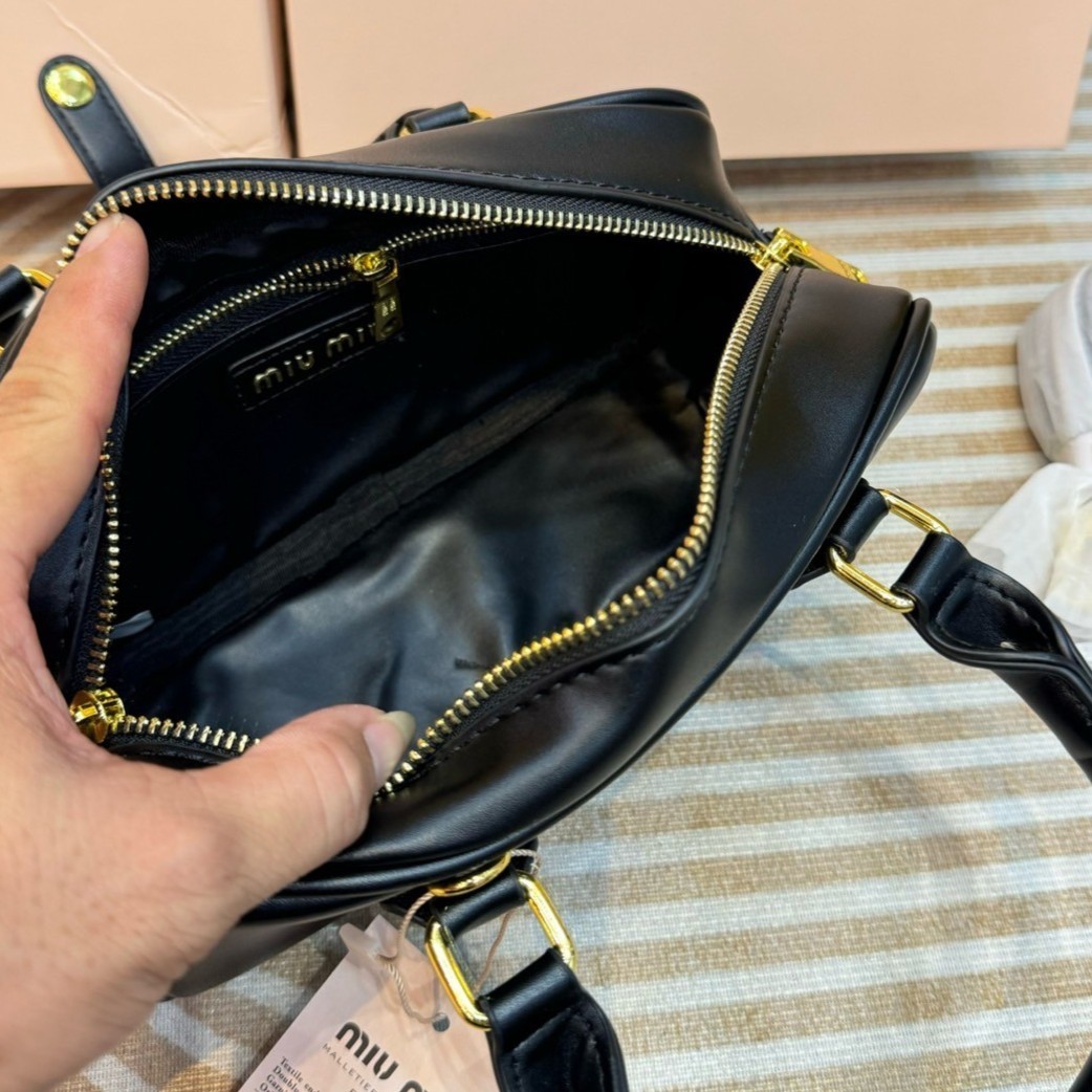 MIU MIU Arcadia leather bag 22cm Regular Size กระเป๋าถือ/สะพายสุดชิคมากในตอนนี้ ดีไซน์เรียบแต่มากมีอยู่จริง สวยดูแพง แมทชุดได้ง่ายสุด มินิมอลมินิใจ หูจับในตัวง่ายและสะดวกพกพา