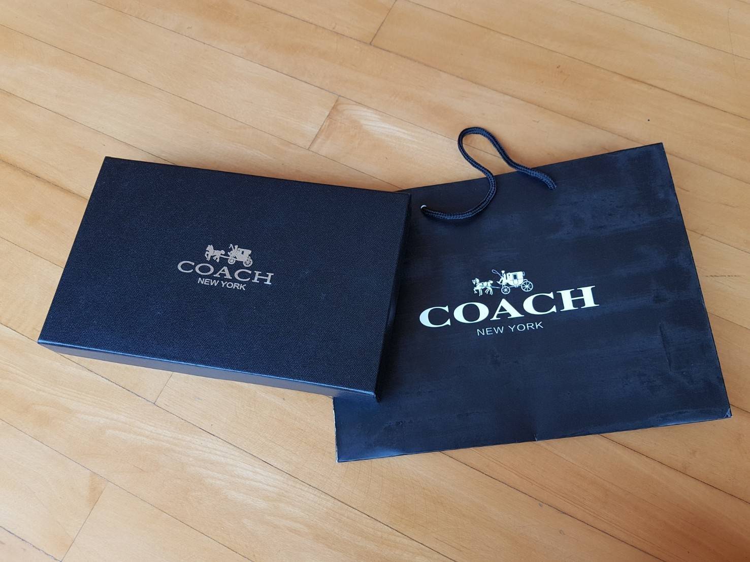 Coach Men's Belt Gift Set ชุดเข็มขัดสำหรับคุณผู้ชาย วัสดุหนังคุณภาพดี มีหัวเข็มขัด 2 แบบ เปลี่ยนใช้ได้หลายโอกาส ราคาสุดคุ้ม มาพร้อมกล่องจะมอบเป็นของขวัญ ในโอกาสพิเศษก็เหมาะค่ะ