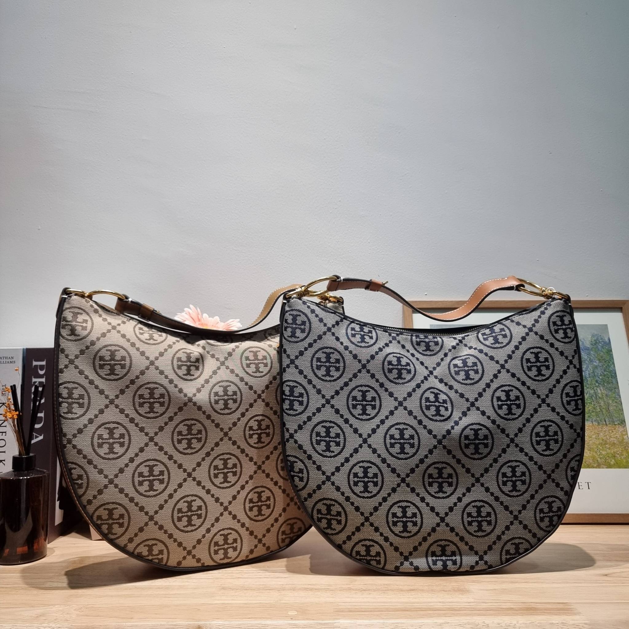 ใบใหญ่ 35cm Tory Burch T Monogram Medium Crescent Bag / TORY BURCH T MONOGRAM JACQUARD CRESCENT BAG ไซส์ใหญ่กับไอเท็มสุดร้อนแรง เซเลปรีวิวเยอะมาก!! สาวๆตามหากันไปอีก กระเป๋าทรง half moon ที่ดีไซน์บนผ้า jacquard ลวดลายซิกเนเจอร์ เรียบหรู ผู้ดีมากแม่!