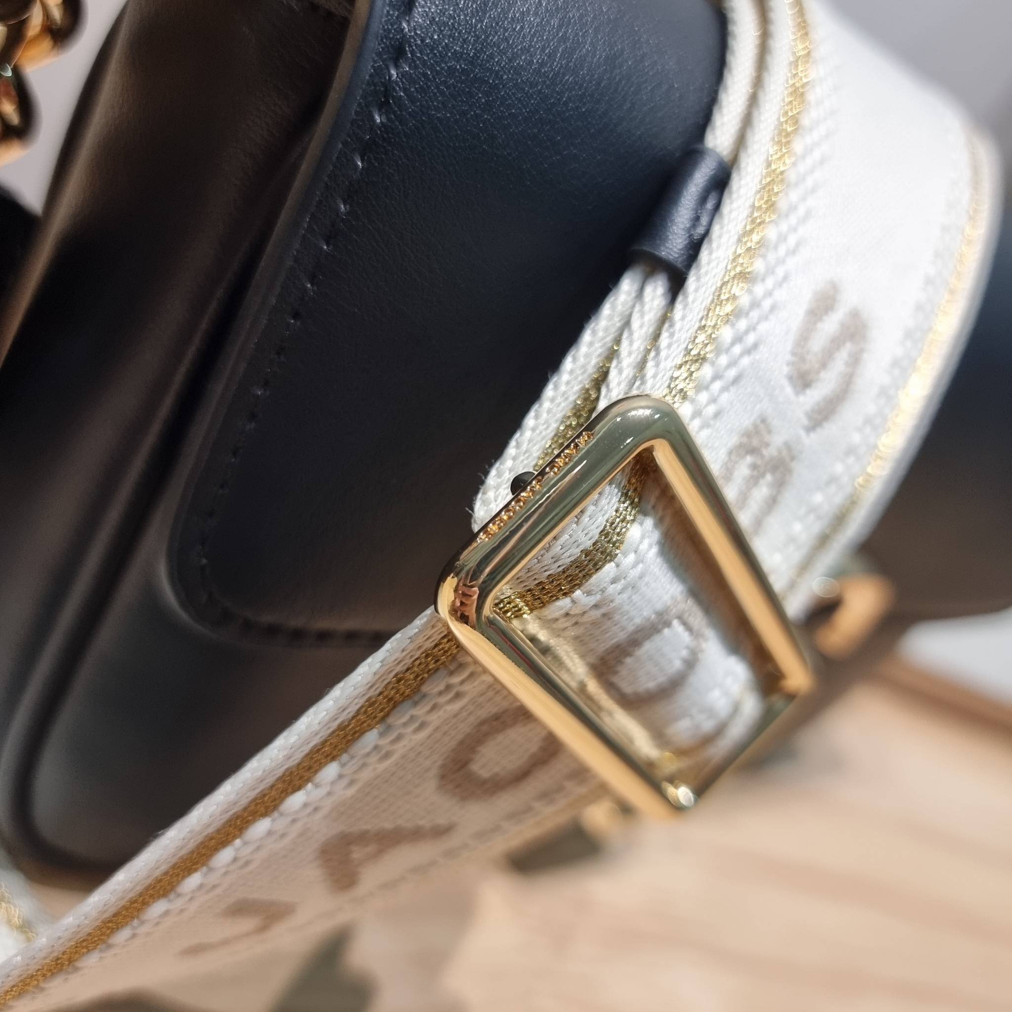 MARC JACOBS THE J MARC SHOULDER BAG คอลเลคชั่นใหม่ล่าสุด สวยฟาดกว่าใคร ใบไหนๆก็ต้องหลีก กับกระเป๋าสะพายไหล่สุดหรู รูปทรงใช้งานง่าย ดีไซน์เรียบ แต่แฝงไปด้วยความผู้ดี ดูแพง