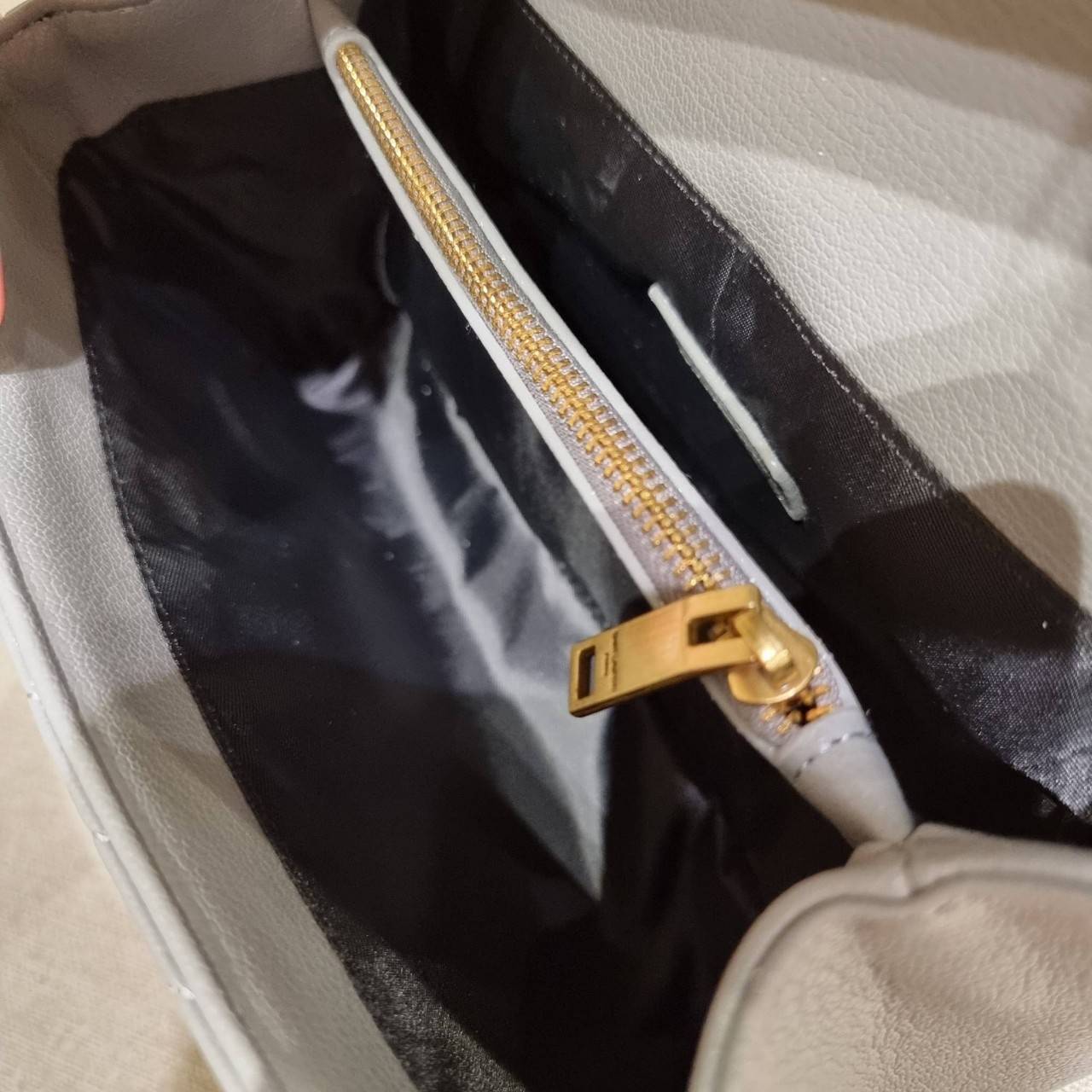 VIP 】หนังแท้ Yves Saint laurent crossbody boutique vip bag กระเป๋าสะพายไหล่ ดีไซน์ทรงสวยหรู พิเศษ แถมฟรี พวงกุญแจห้อยอะไหล่สีทอง ดูแพงไปหมดจริงๆไอเท็มนี้ วัสดุหนังสังเคราะห์ลายคาร์เวีย เปิด-ปิดด้วยกระดุมแม่เหล็ก ภายในโล่งกว้าง มาพร้อมหูจับในตัว และสายสะพา