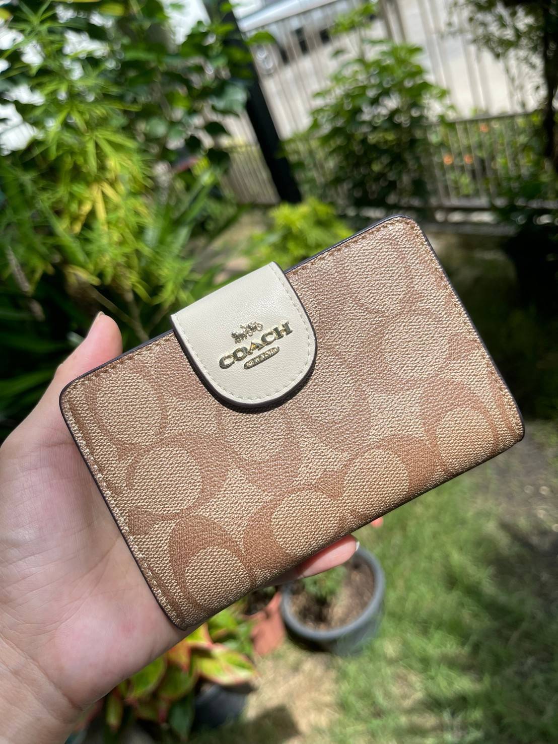 COACH MEDIUM CORNER ZIP WALLET IN SIGNATURE CANVAS กระเป๋าสตางค์ขนาดกลางที่ถือว่าเป็นไอเทม Must Have ของทุกเพศทุกวัยที่ต้องพกติดตัวไว้ตลอดเวลา เพราะนอกจากจะช่วยจัดเก็บเงิน บัตรประชาชน บัตรเครดิตและต่าง ๆ ให้เป็นระเบียบเรียบร้อยยังต้องคำนึงถึงประโยชน์ใช้สอ
