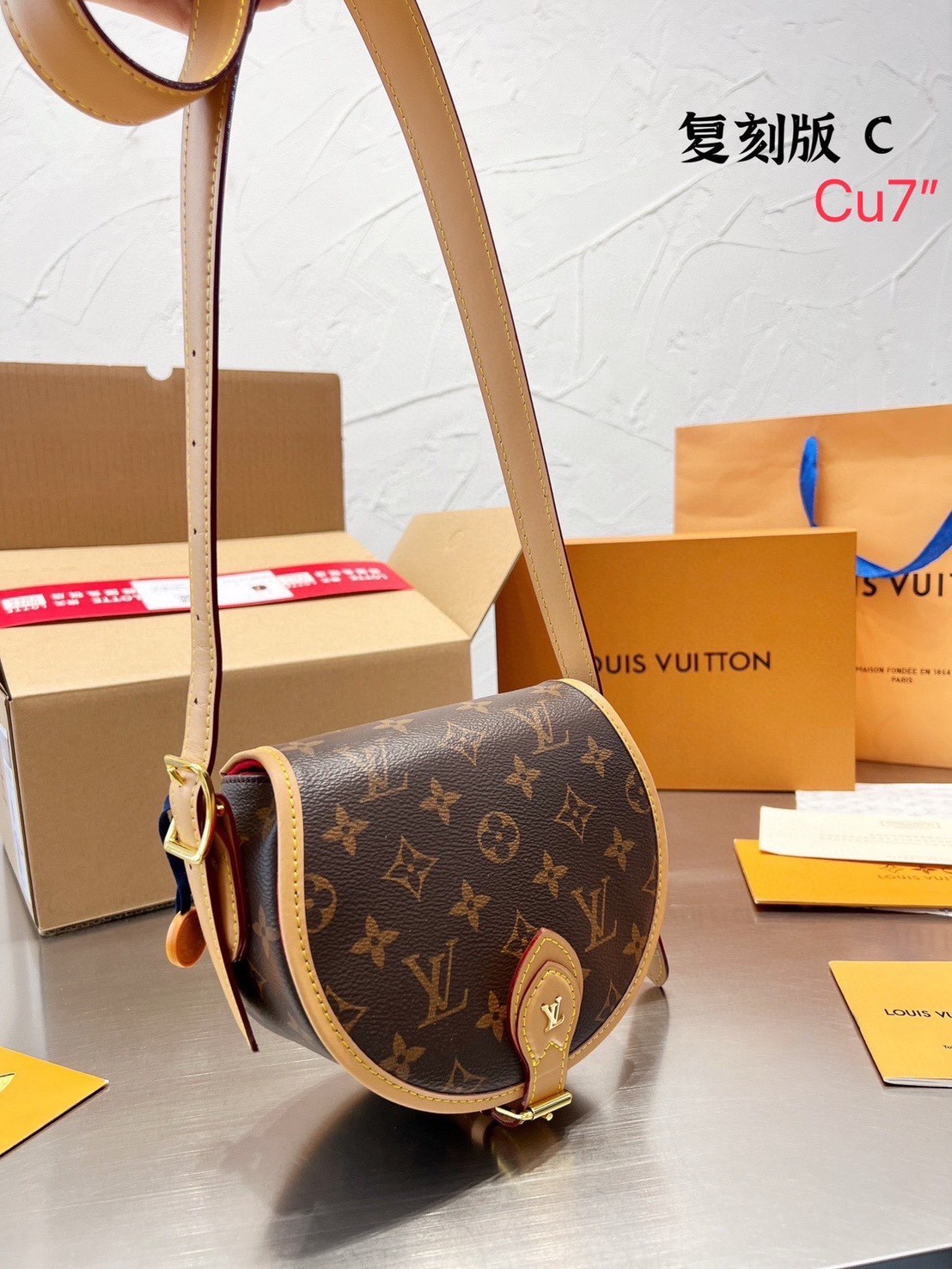 LV Tambourine Monogram Canvas Bag กระเป๋าสะพายทรงสวย ใบเล็กน่ารัก ดีไซน์คลาสสิค วัสดุหนังแคนวาส เปิด-ปิดกระเป๋าด้วยอะไหล่สายคาด สายสะพายในตัว ปรับได้
